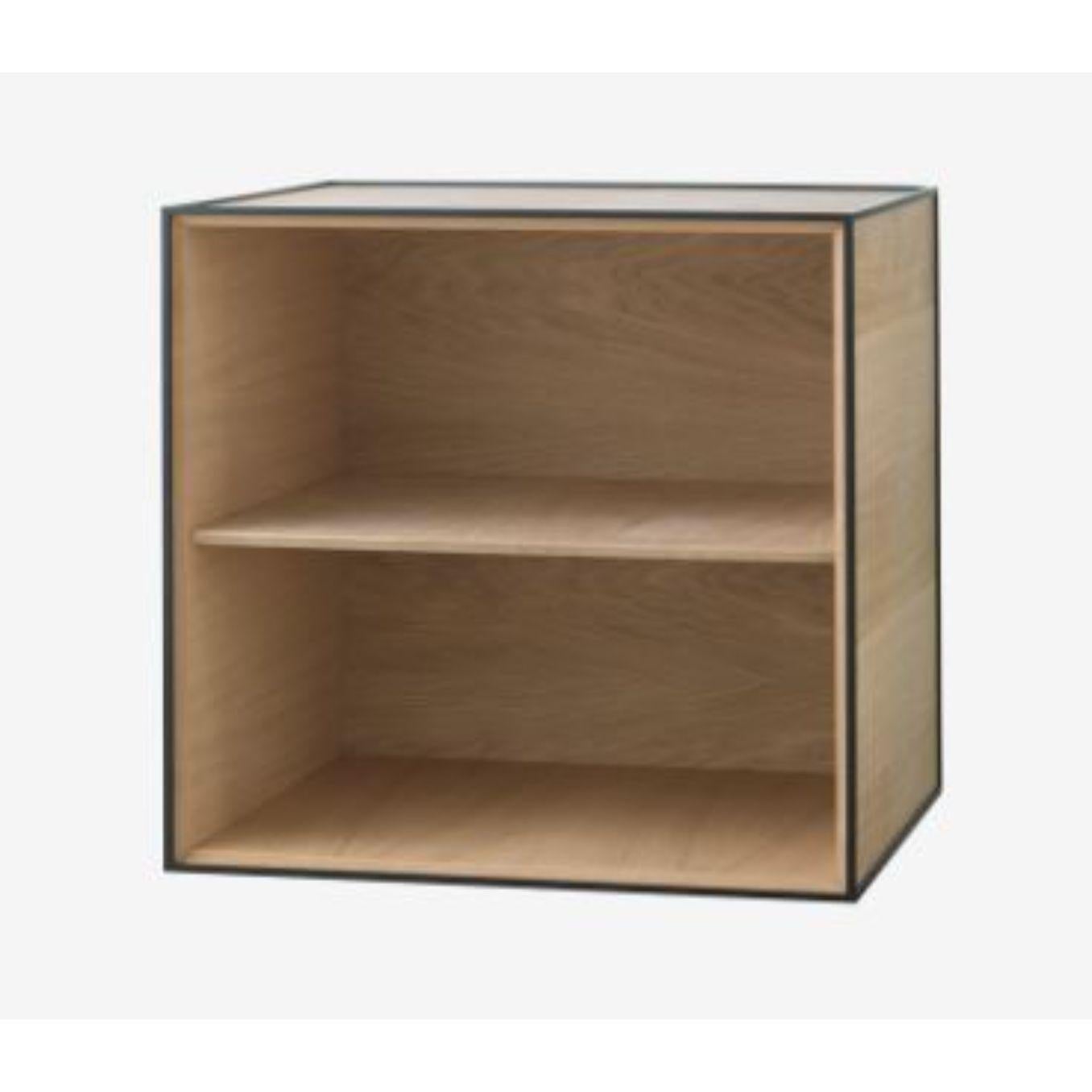 49 Oak frame box with shelf by Lassen.
Dimensions: D 49 x W 42 x H 49 cm.
Materials: finér, melamin, melamin, melamine, metal, veneer, oak
Also available in different colours and dimensions. 
Weight: 14 Kg.


By Lassen is a Danish design