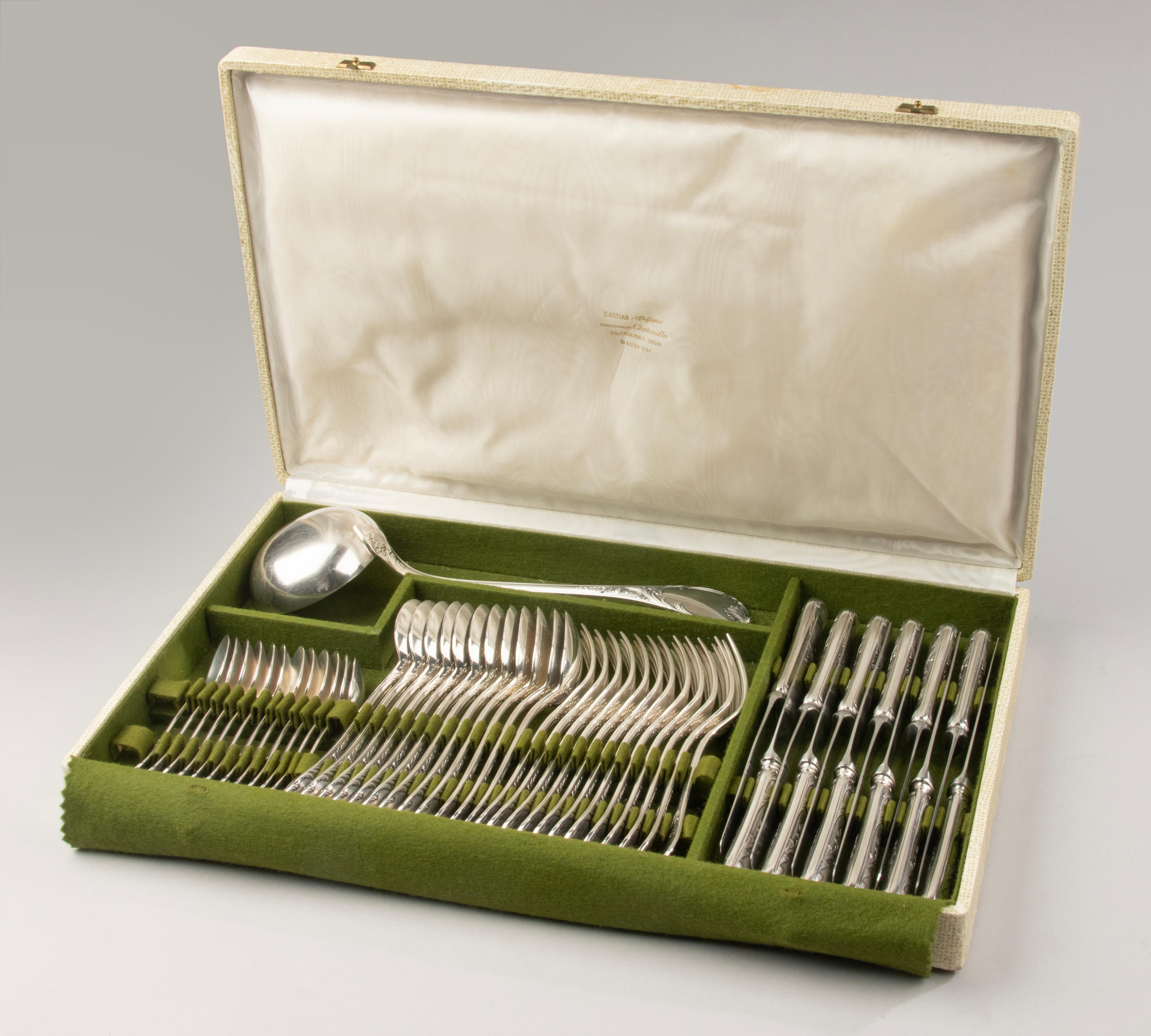 Elegante juego de cubiertos chapados en plata de 49 piezas de Christofle, con el diseño Marly, ricamente ornamentado y atemporal. Este diseño clásico de inspiración rococó presenta volutas y follaje finamente detallados, y se presenta en su estuche