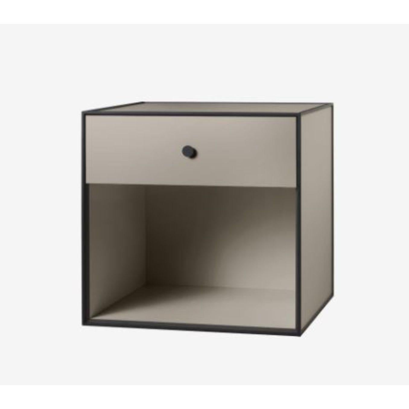 49 Sand frame box with 1 drawer by Lassen.
Dimensions: D 49 x W 42 x H 49 cm. 
Materials: finér, melamin, melamin, melamine, metal, veneer.
Also available in different colours and dimensions. 
Weight: 15 Kg.


By Lassen is a Danish design