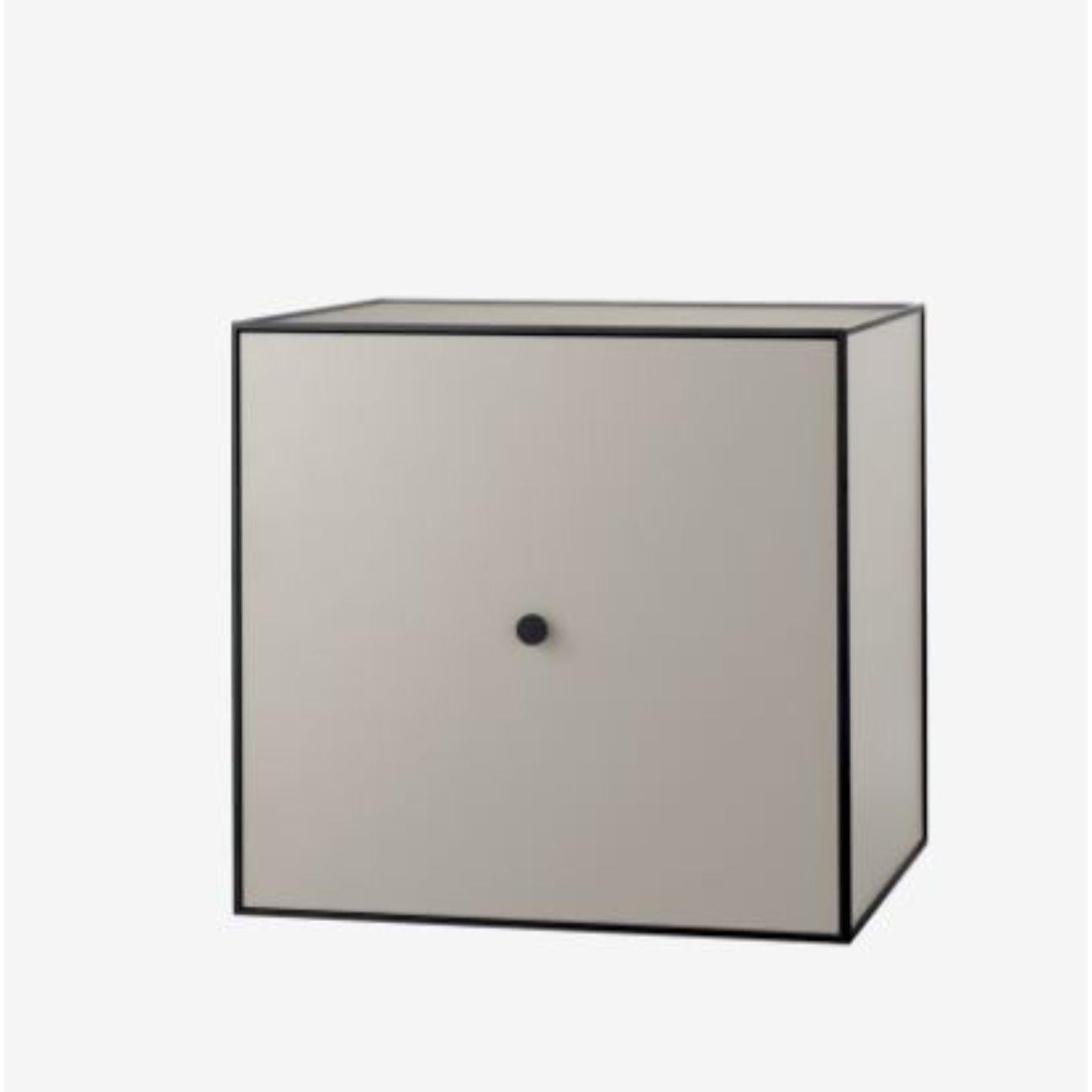 49 sand frame box with door / shelf by Lassen.
Dimensions: D 49 x W 42 x H 49 cm. 
Materials: Finér, Melamin, Melamin, Melamine, metal, Veneer, ash.
Also available in different colours and dimensions.
Weight: 17 Kg.


By Lassen is a Danish