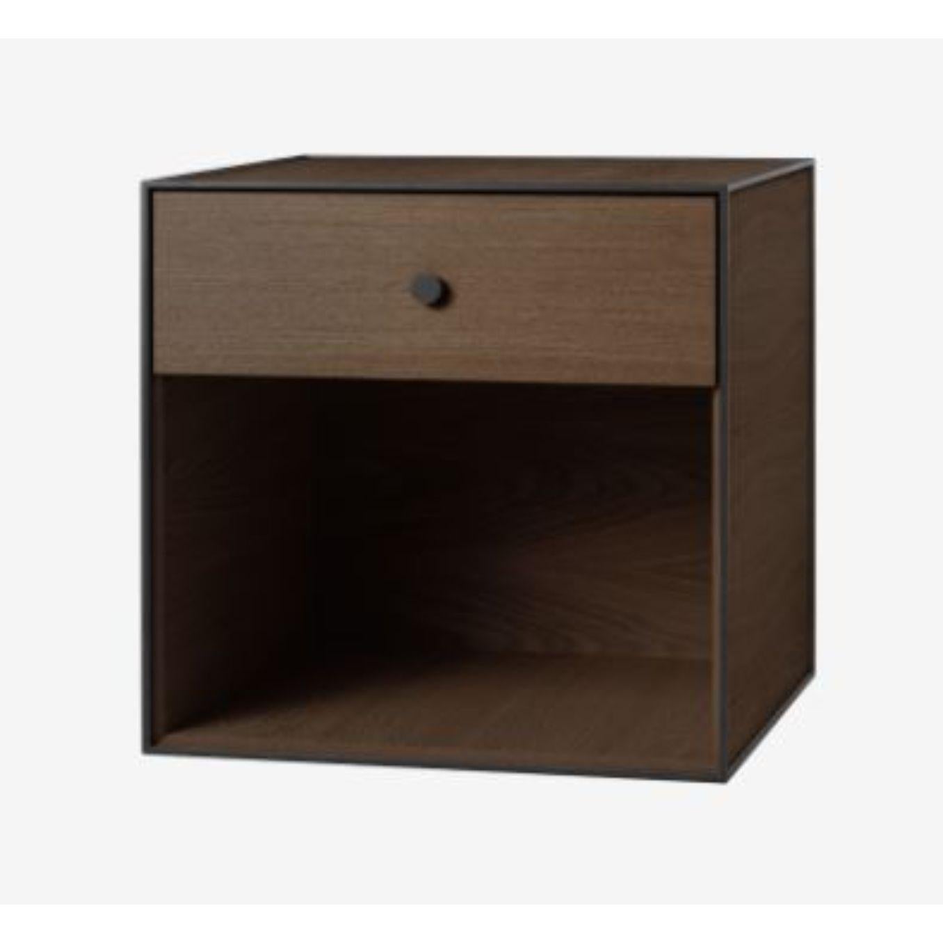 49 Smoked oak frame box with 1 drawer by Lassen
Dimensions: d 49 x w 42 x h 49 cm 
Materials: Finér, Melamin, Melamin, Melamine, Metal, Veneer, Oak
Also available in different colors and dimensions. 
Weight: 15 Kg


By Lassen is a Danish