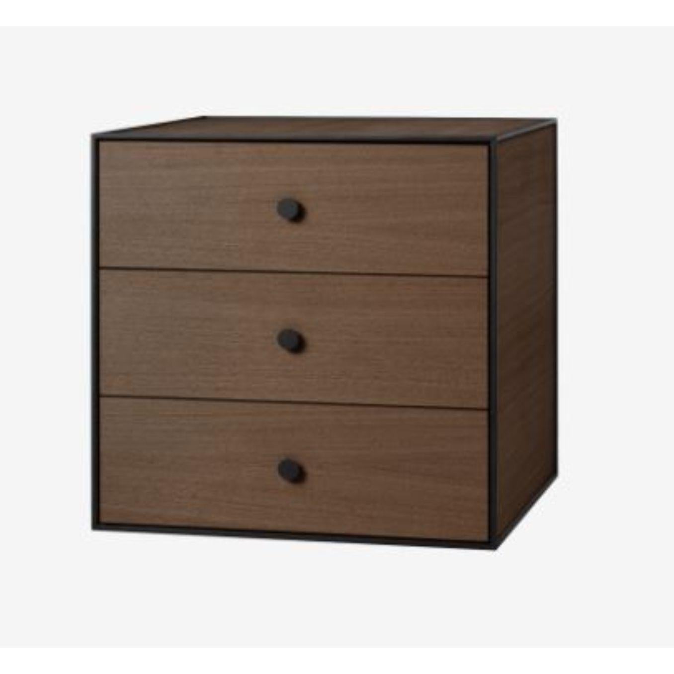 49 Smoked oak frame box with 3 drawers by Lassen
Dimensions: D 49 x W 42 x H 49 cm 
Materials: finér, melamin, melamin, melamine, metal, veneer, oak
Also available in different colors and dimensions. 
Weight: 24 Kg


By Lassen is a Danish