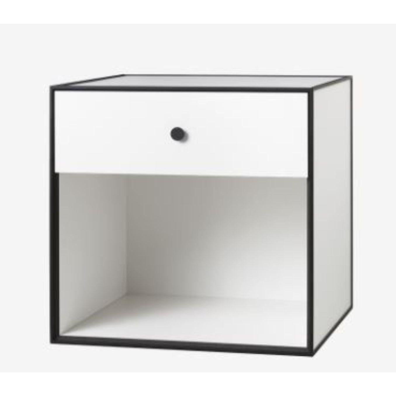 49 White frame box with 1 drawer by Lassen.
Dimensions: D 49 x W 42 x H 49 cm. 
Materials: Finér, Melamin, Melamin, Melamine, Metal, Veneer.
Also available in different colours and dimensions. 
Weight: 15 Kg.


By Lassen is a Danish design