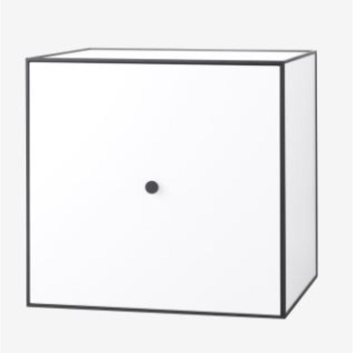 49 white frame box with door / shelf by Lassen.
Dimensions: D 49 x W 42 x H 49 cm.
Materials: Finér, Melamin, Melamin, Melamine, Metal, Veneer
Also available in different colors and dimensions. 
Weight: 17 Kg


By Lassen is a Danish design