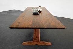 Tavolo Columbia Trestle da 49" x 116" in noce dell'Oregon di Studio Moe