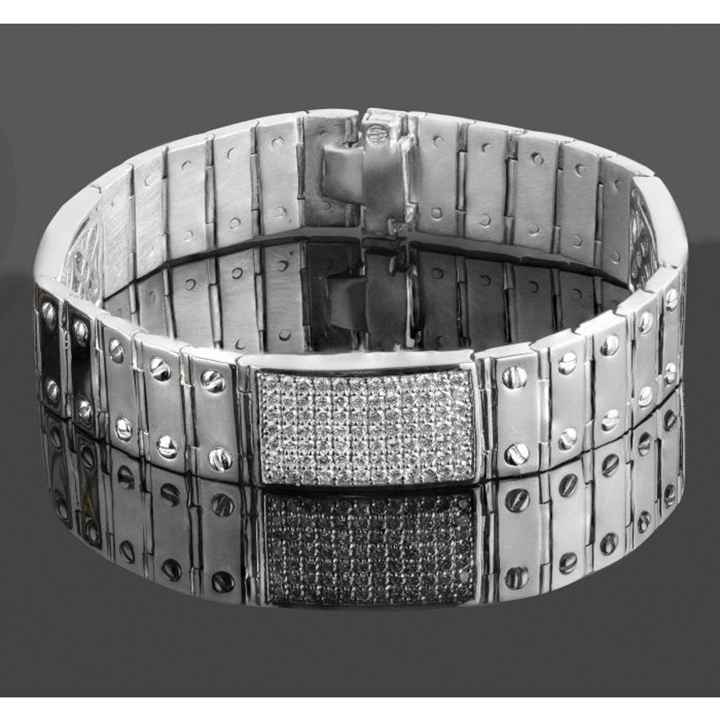 Dieses kühne und raffinierte Armband aus massivem 14-karätigem Weißgold besteht aus drei diamantbesetzten Plättchen von jeweils 14 x 22 mm, die mit runden Diamanten (Farbe H/I, Reinheit SI/I) in einer glanzvollen Pave-Fassung von insgesamt 4,90