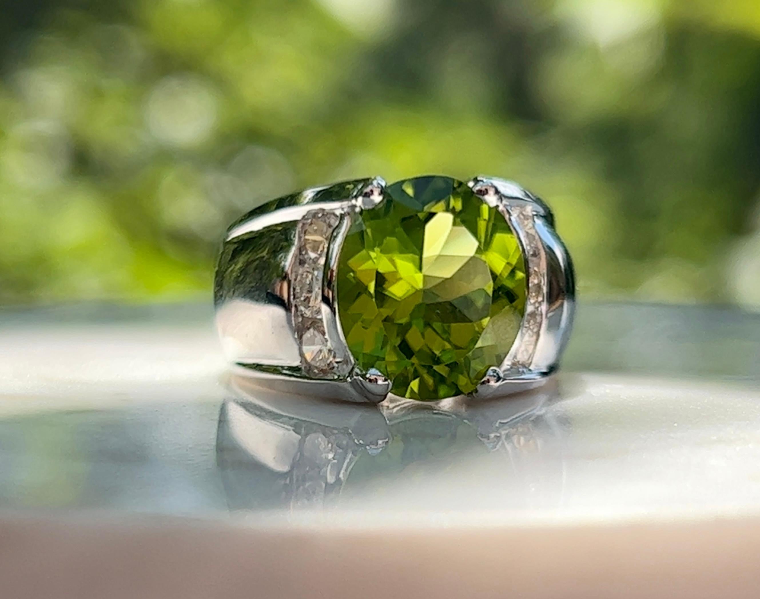 4.90 Carat Oval Peridot and Diamond Ring in 14K Gold 5