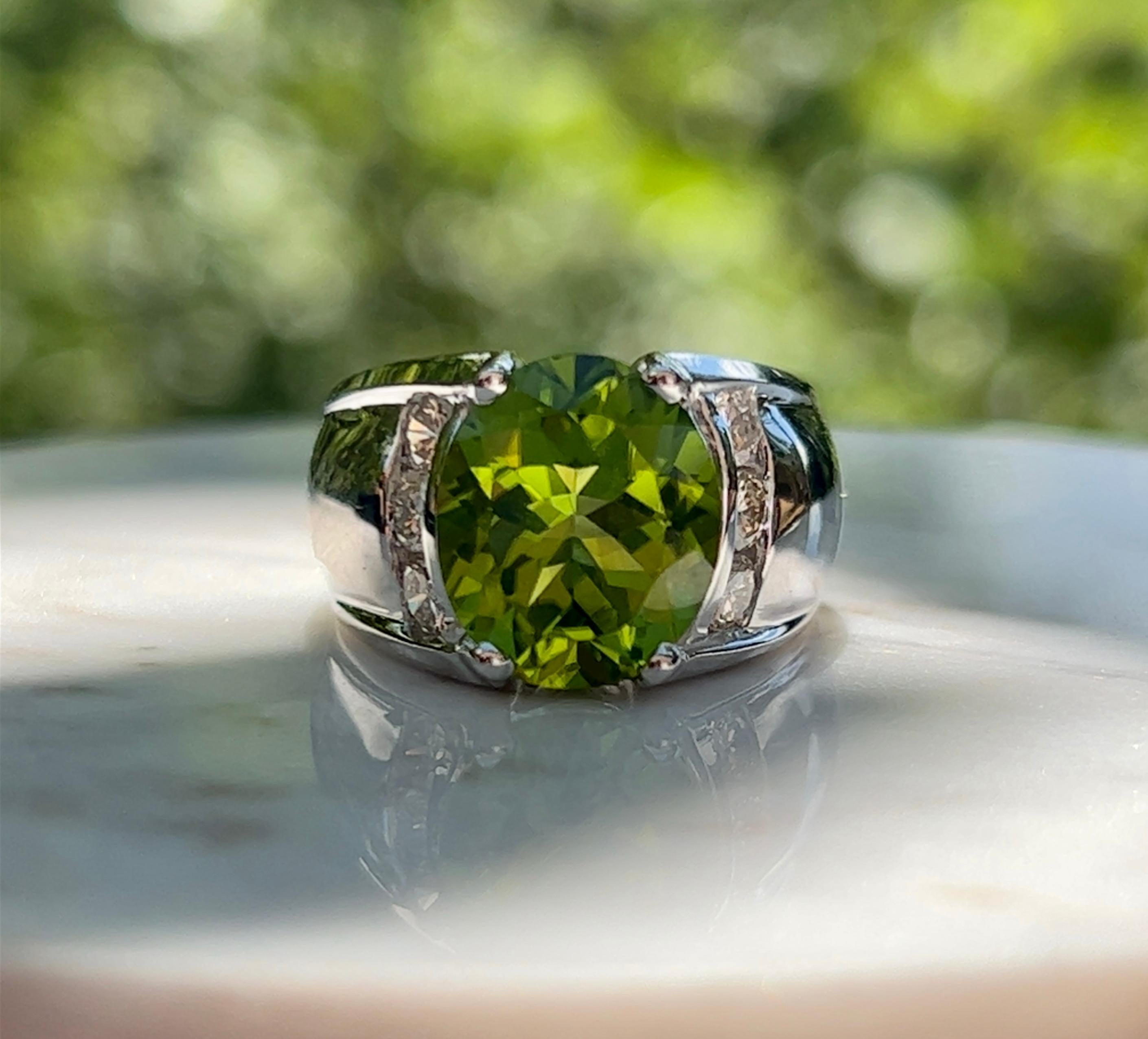 4.90 Carat Oval Peridot and Diamond Ring in 14K Gold In Good Condition In Towson, MD