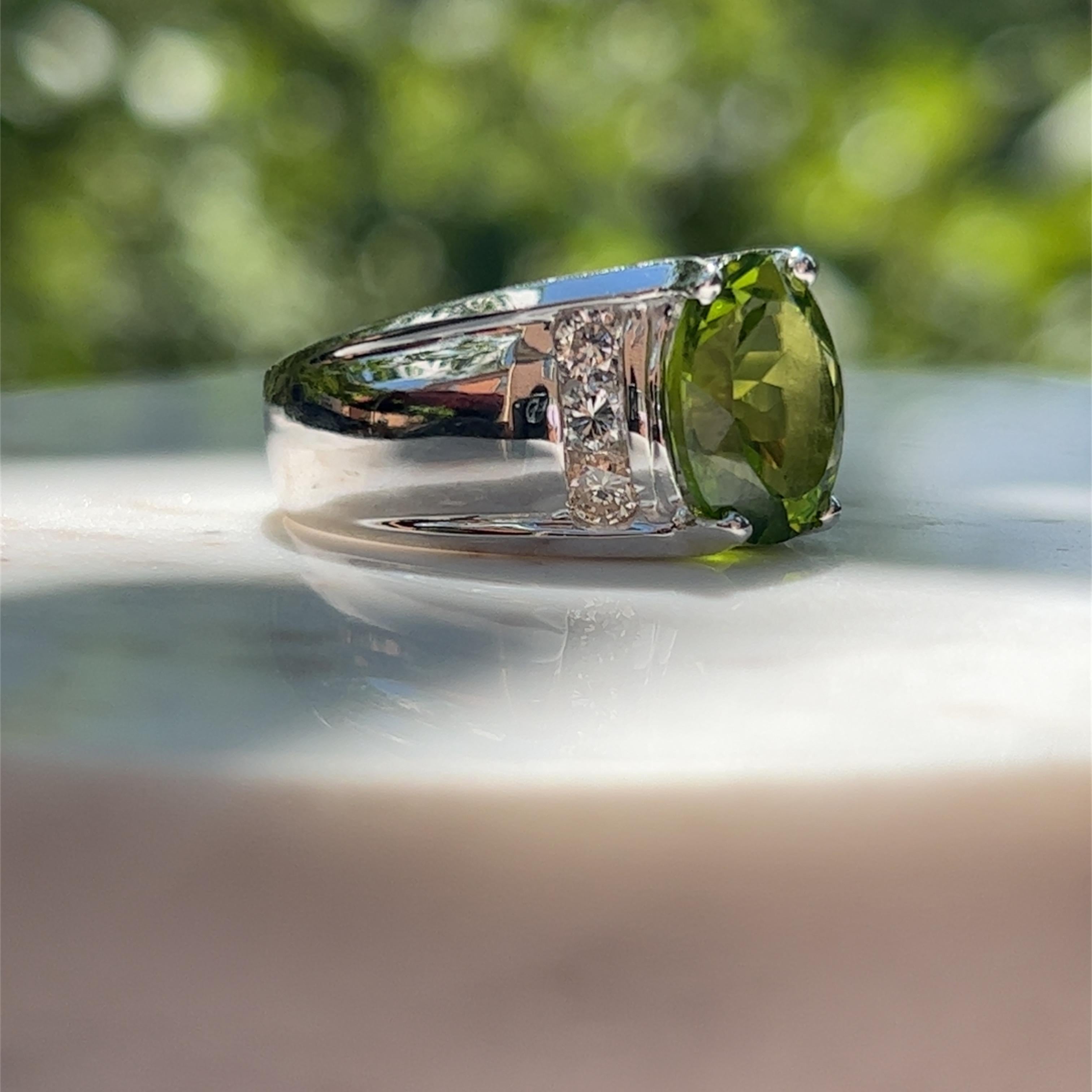 4.90 Carat Oval Peridot and Diamond Ring in 14K Gold 2