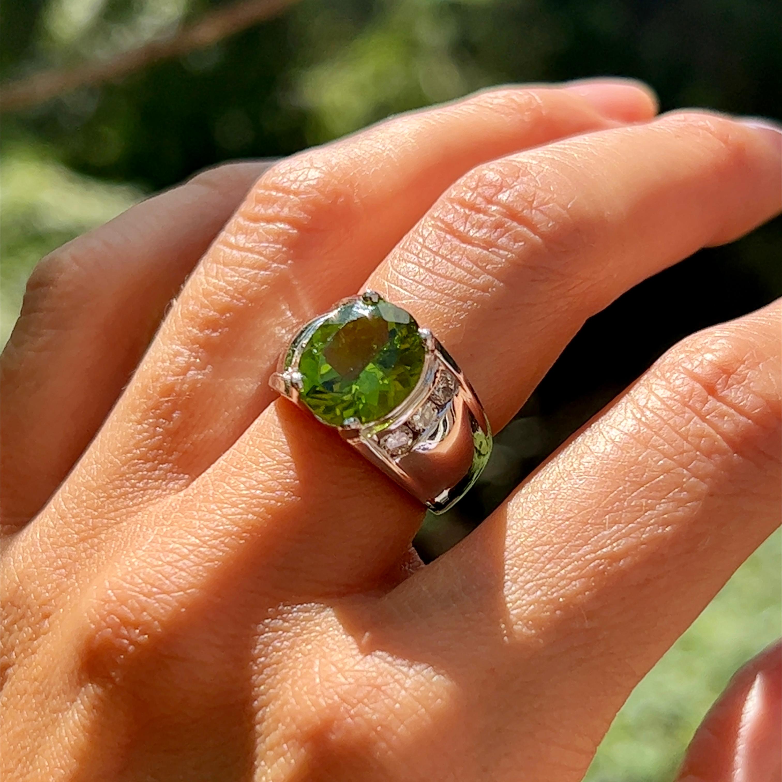 4.90 Carat Oval Peridot and Diamond Ring in 14K Gold 3