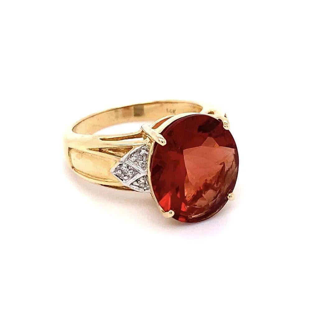 Einfach schön! Fein detaillierte große ovale 4,90 Karat rote Andesin Feldspat und Diamant Solitär Statement Gold Cocktail-Ring. In der Mitte ein sicher eingebetteter 4,90 Karat ovaler roter Andesin-Feldspat in Zackenfassung, akzentuiert durch