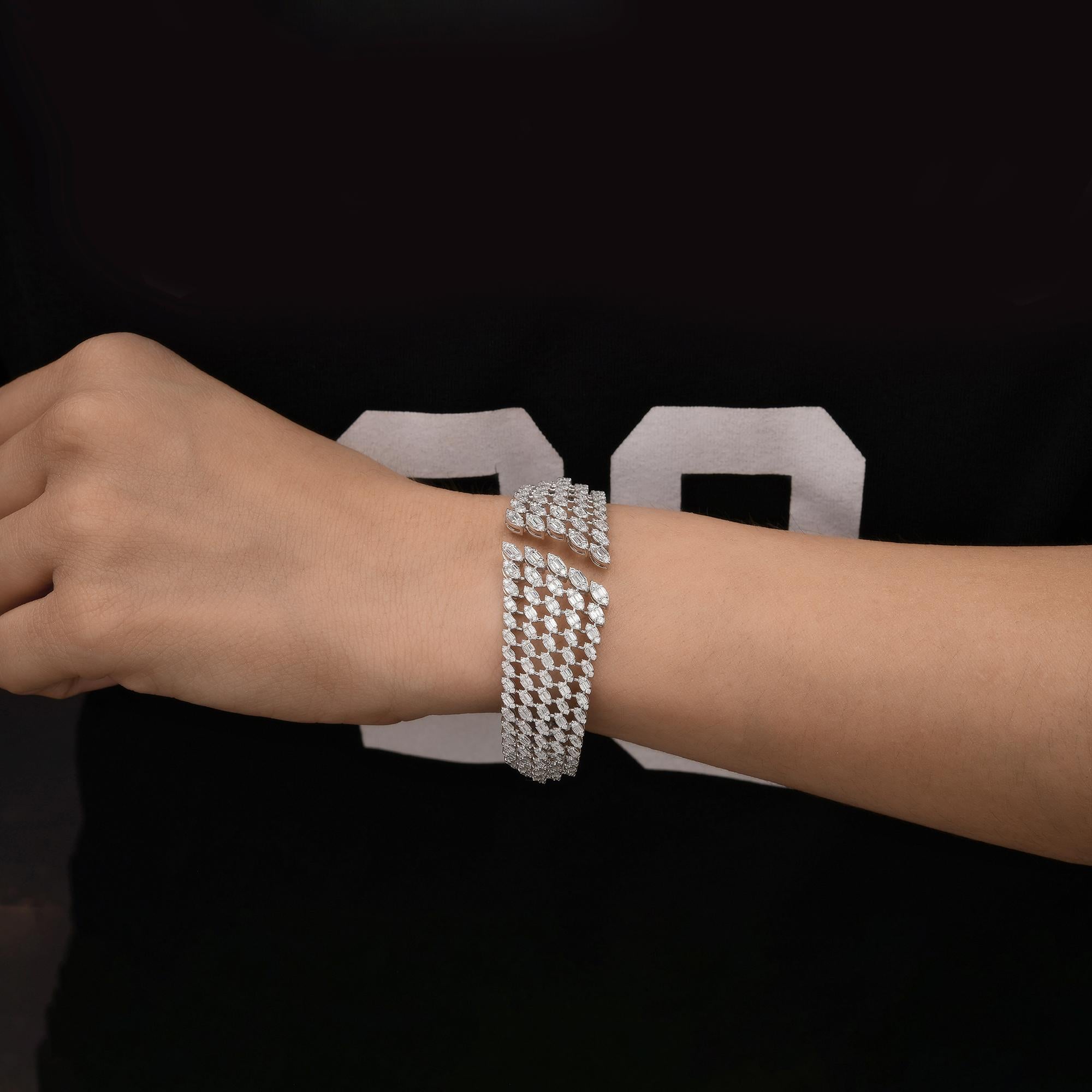 4.90 Carat SI Clarity HI Color Diamond 14k White Gold Statement Cuff Bracelet 
Cette pièce exquise présente un design magnifiquement complexe qui met en valeur un délicat motif de maille orné d'étincelants diamants baguettes et ronds. Notre bracelet