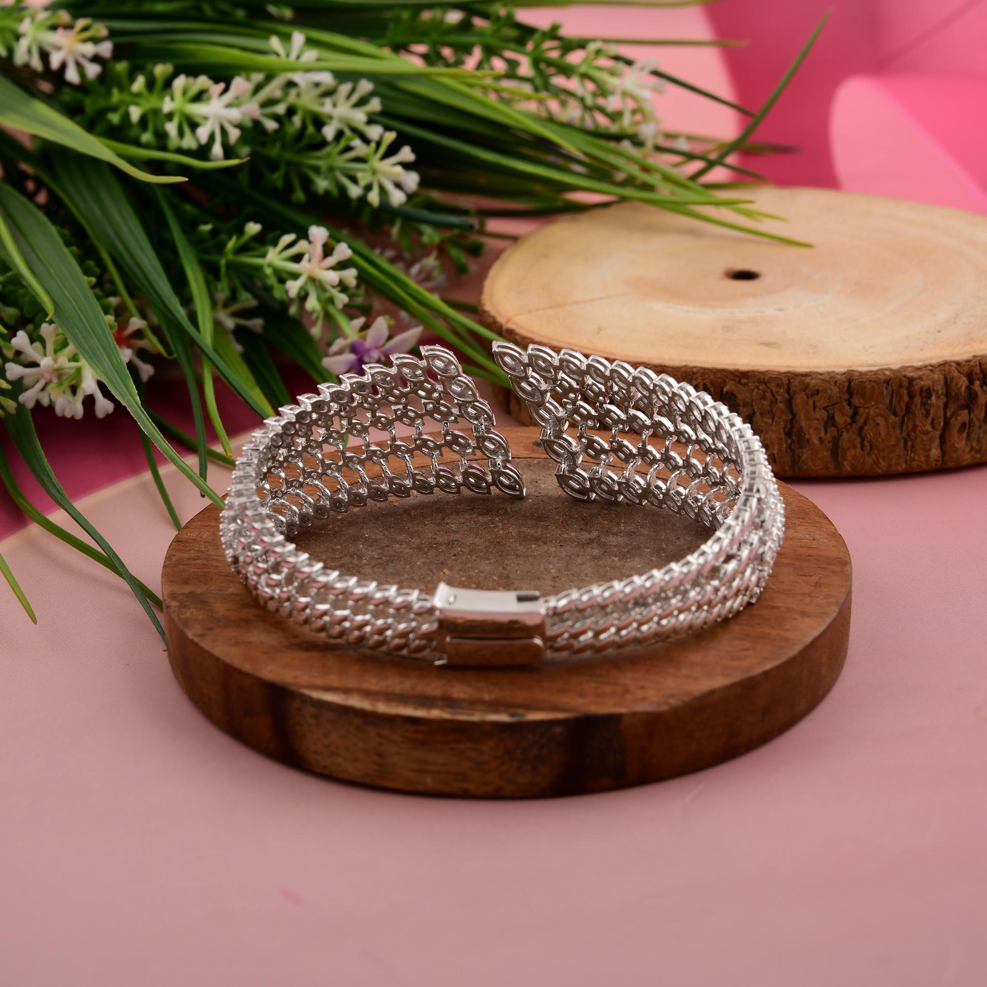 4.90 Carat SI/HI Diamond Statement Cuff Bangle Wedding Bracelet 14k White Gold Neuf - En vente à Diera, Dubai