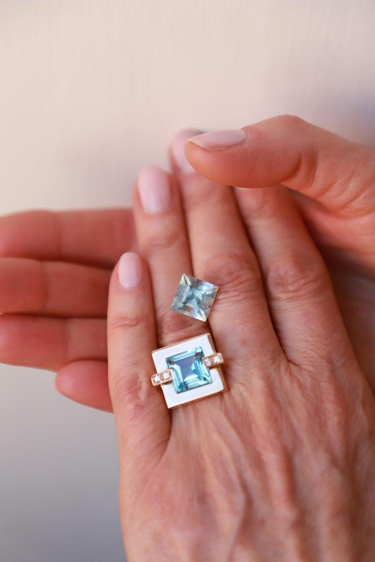 Rossella Ugolini Design Collection 5Karat Aquamarin mit Carrè-Schliff, handgefertigt in 18 Karat Roségold  0,27 Karat Diamanten,  Auf Anfrage auch in Gelb- und Weißgold erhältlich.
Abmessungen: 2 mm (0.08 in.) x 11 mm (0.44 in.) x 11 mm (0.44