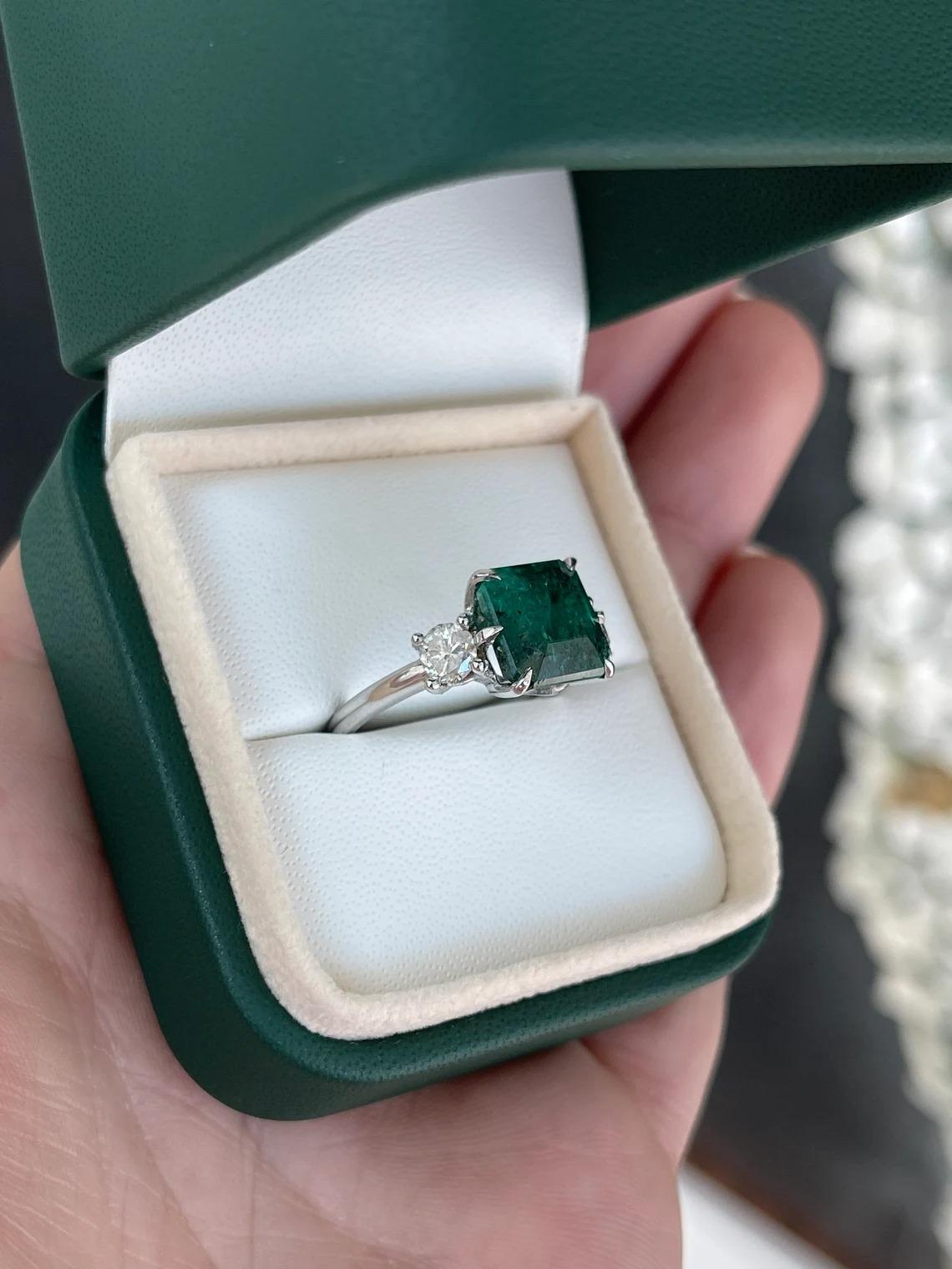 4,90 tcw 14K dunkelgrün Asscher Cut Smaragd & Runde Diamant 3 Stein 6 Prong Ring im Zustand „Neu“ im Angebot in Jupiter, FL