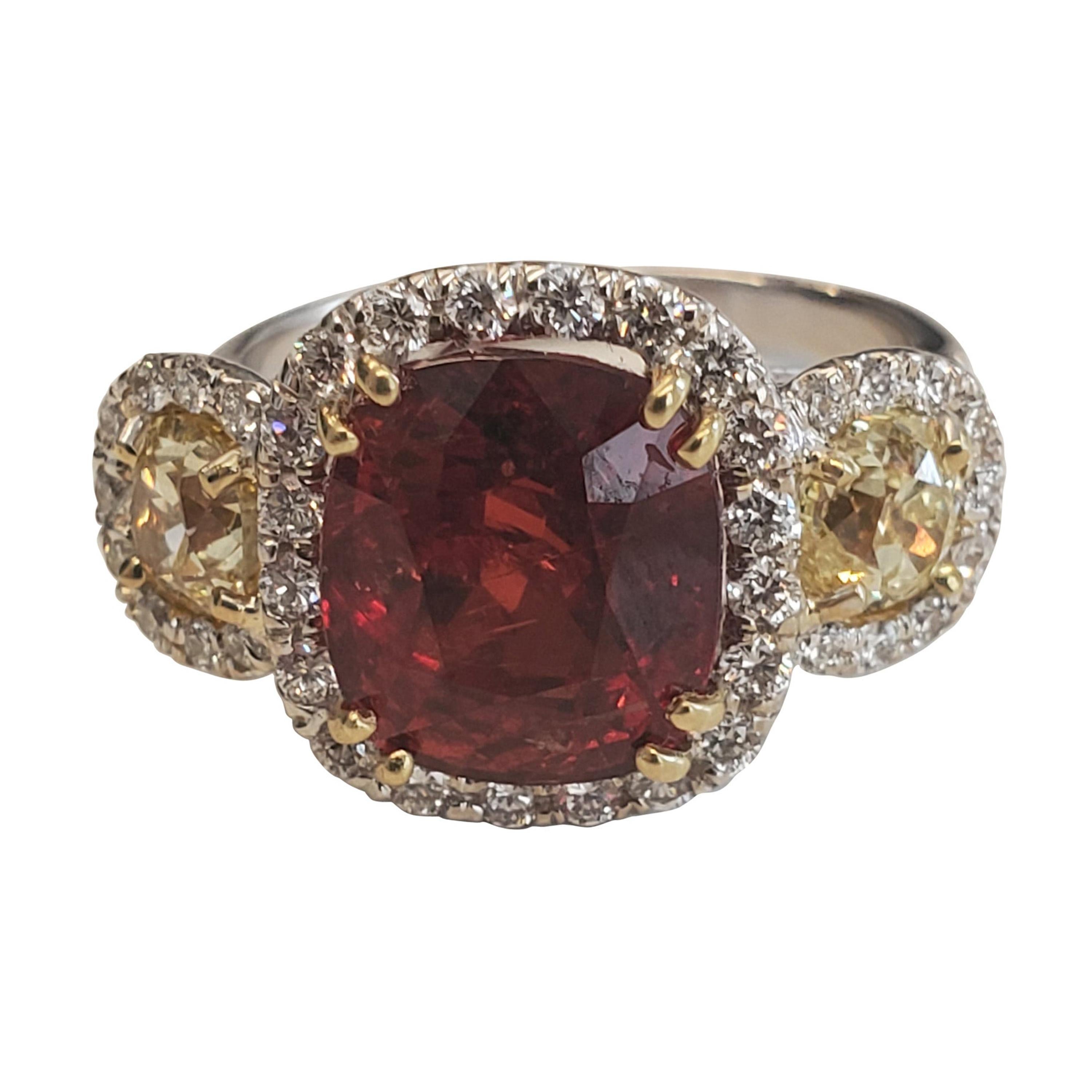 Bague en or blanc 18 carats avec spinelle rouge taille coussin de 4,91 carats et diamants