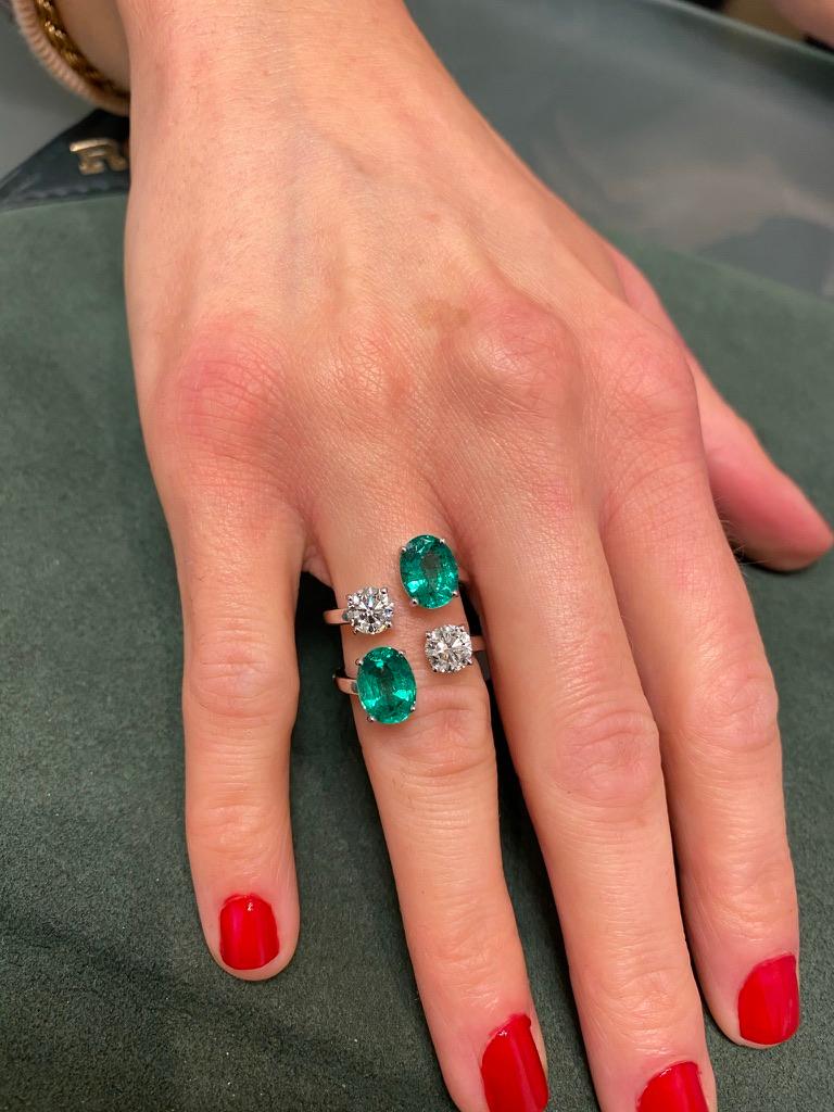 Modern multi diamond & emerald ring, diamonds with EGL USA reports. By Alexander of Beverly Hills.
2 oval emeralds, 3.51 carats total. 2 round brilliant diamonds, 1.40 carats total. Both EGL graded, H color and VS1 clarity. 4.91ct total gemstone