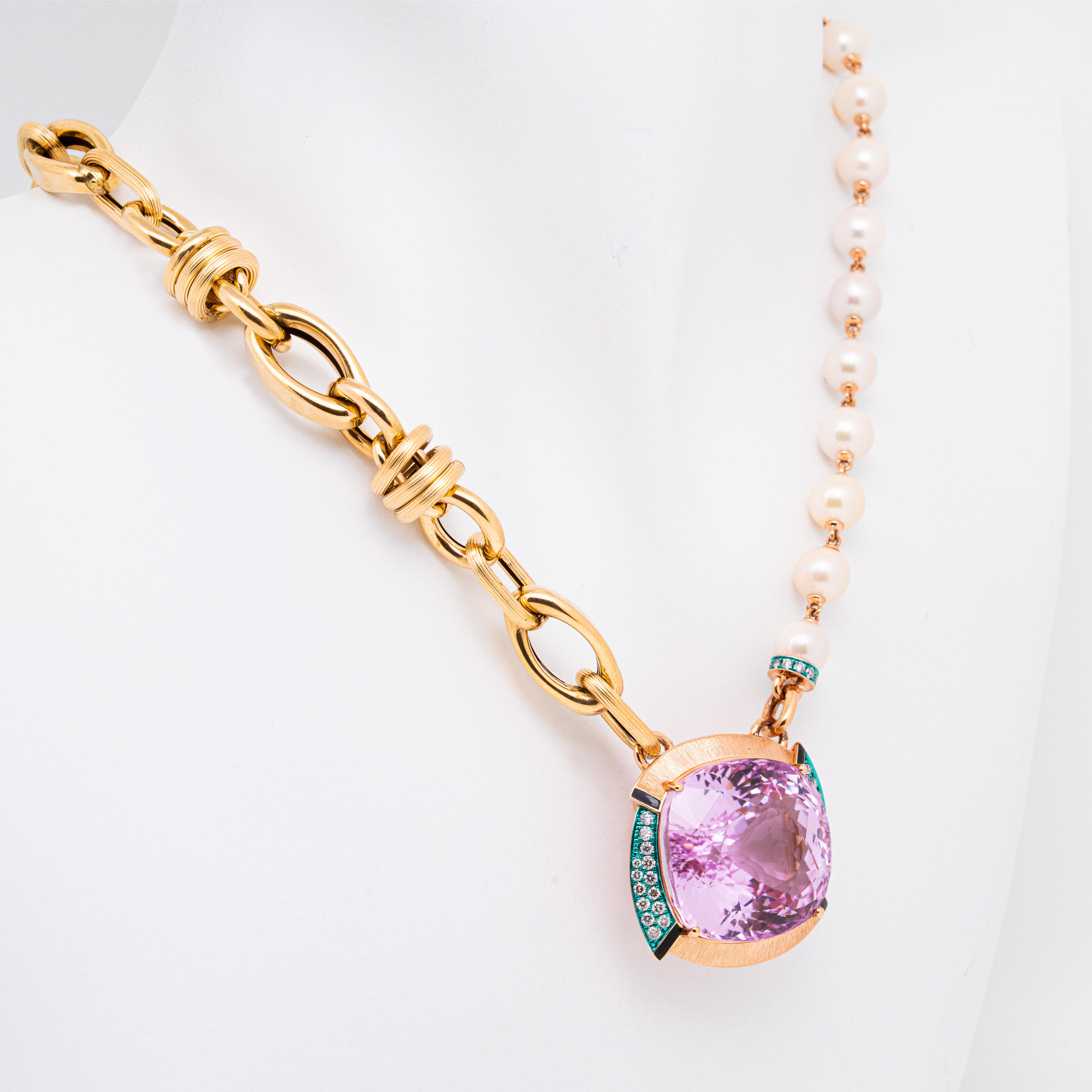 Questa collana di Kunzite e diamanti, con perle e oro, è disegnata con eleganza da Austy Lee. Al centro c'è una kunzite di grandi dimensioni, pulita e di alta qualità, con taglio a cuscino, circondata da 50 diamanti scintillanti. La collana è