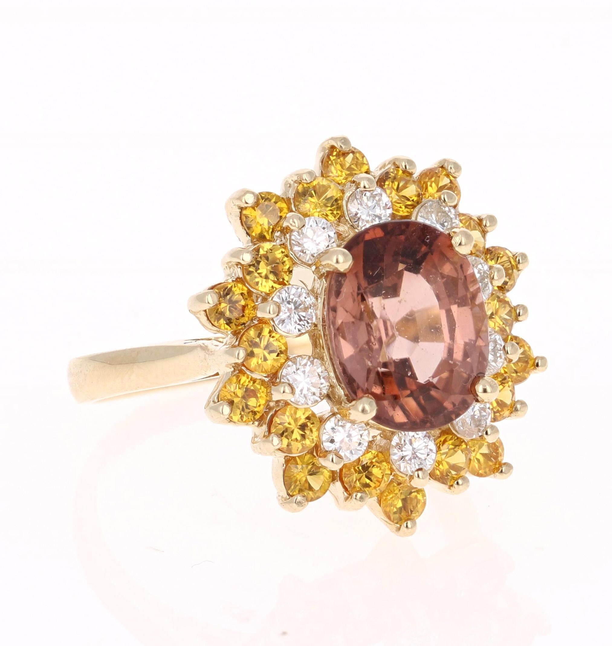 Anello cocktail in oro giallo con tormalina e diamanti da 4,91 carati

Questo anello ha una splendida tormalina marrone malva di taglio ovale che pesa 3,12 carati. Intorno alla tormalina ci sono 10 diamanti taglio rotondo del peso di 0,46 carati.