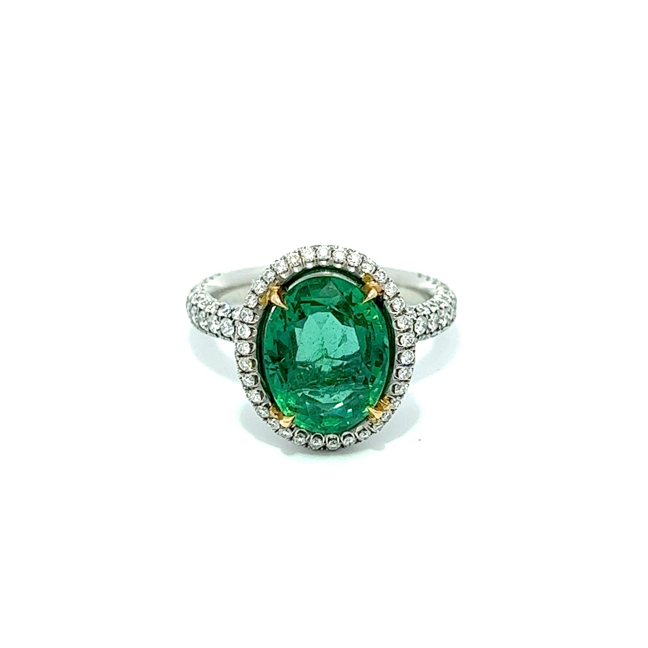 Dieser exquisite Ring besticht durch einen ovalen kolumbianischen Smaragd von 4,91 Karat, der elegant von runden Diamanten umgeben ist, die sich auf beiden Seiten allmählich zur Hälfte verjüngen. Der Smaragd ist in Platin gefasst, was ein Maximum an