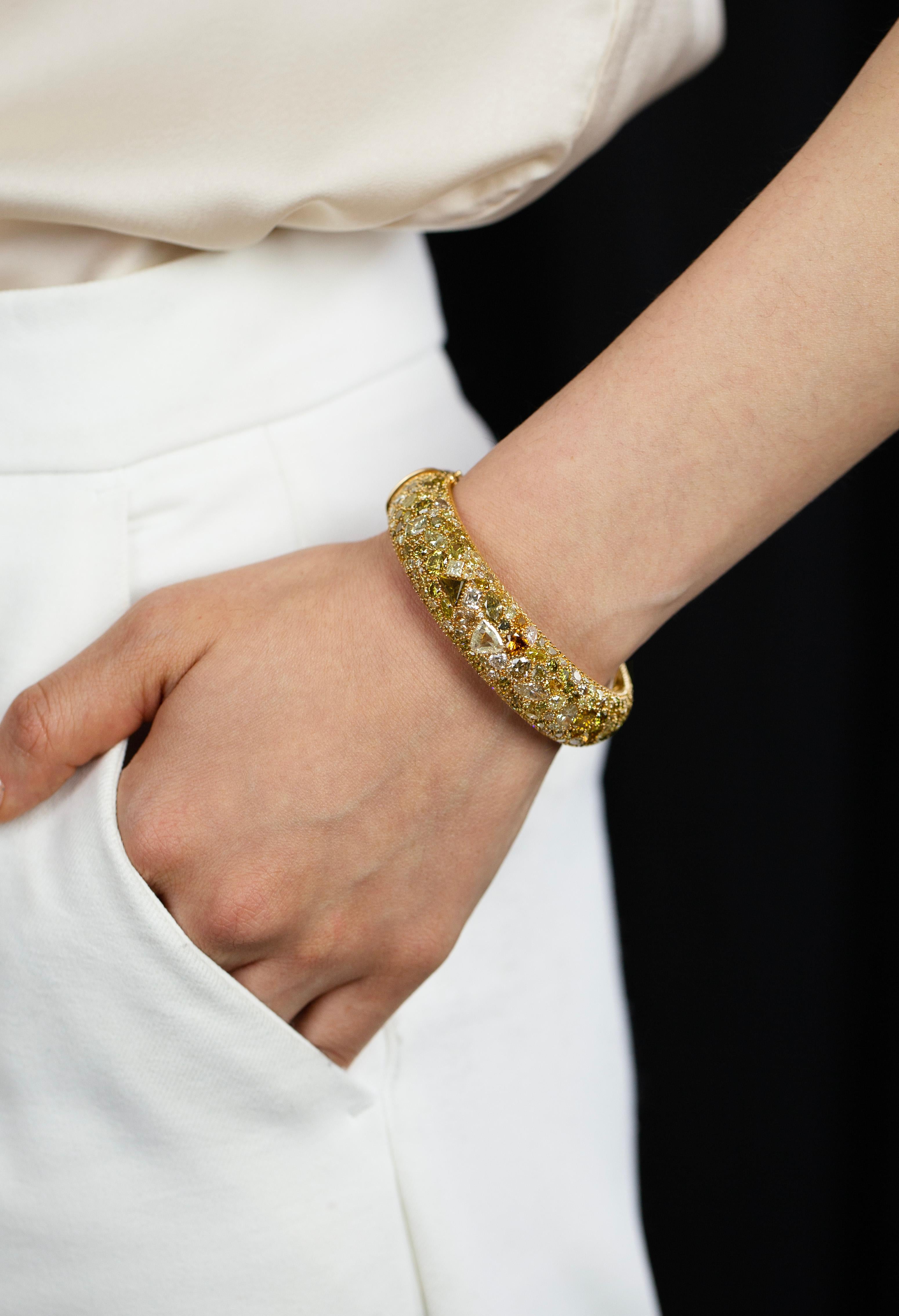 Contemporain Bracelet jonc dôme en micro-pavé de diamants de couleur naturelle de 49,12 carats au total en vente