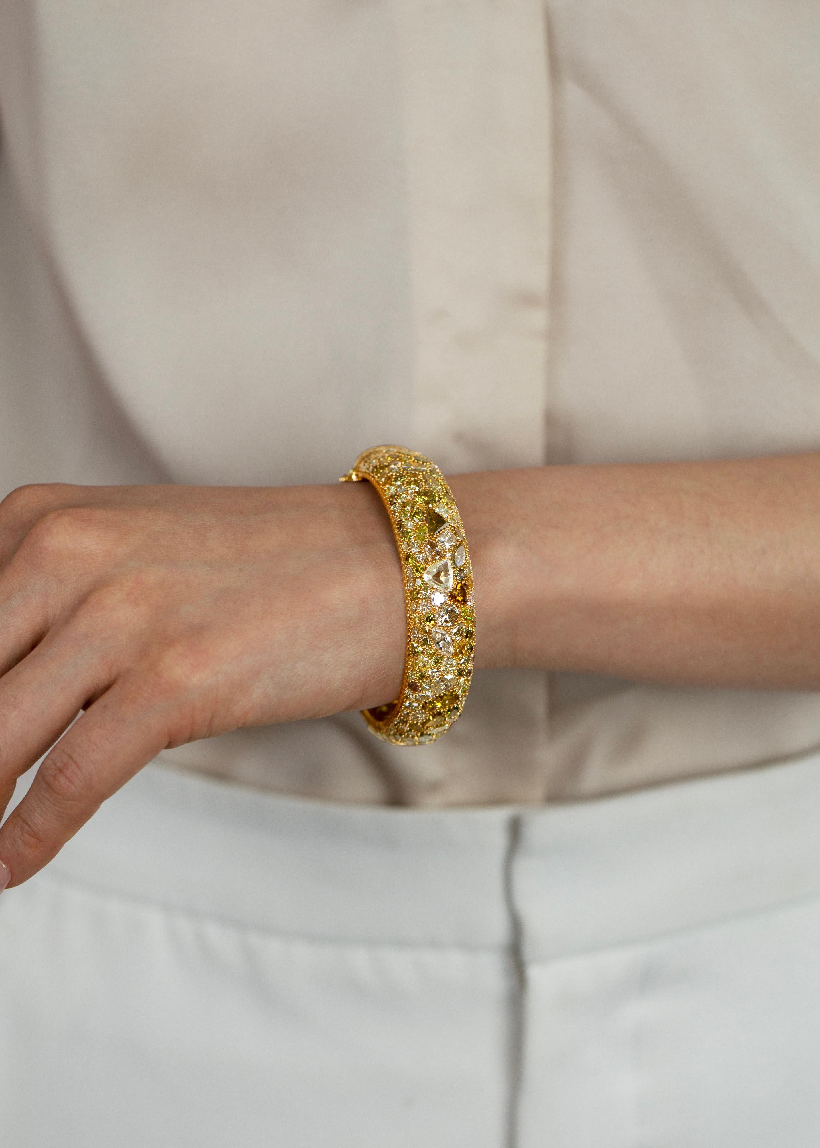 Taille mixte Bracelet jonc dôme en micro-pavé de diamants de couleur naturelle de 49,12 carats au total en vente