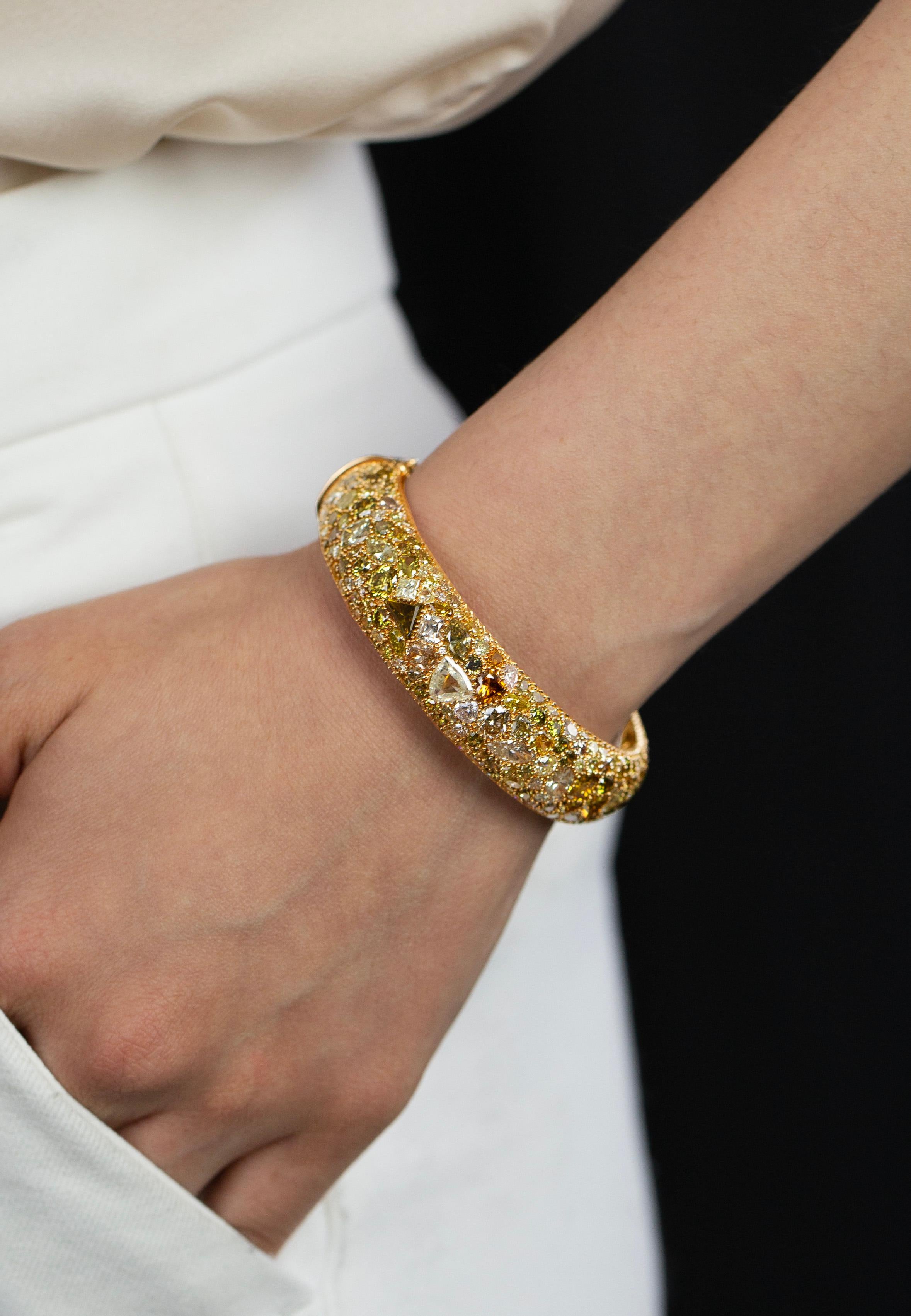 Bracelet jonc dôme en micro-pavé de diamants de couleur naturelle de 49,12 carats au total Neuf - En vente à New York, NY