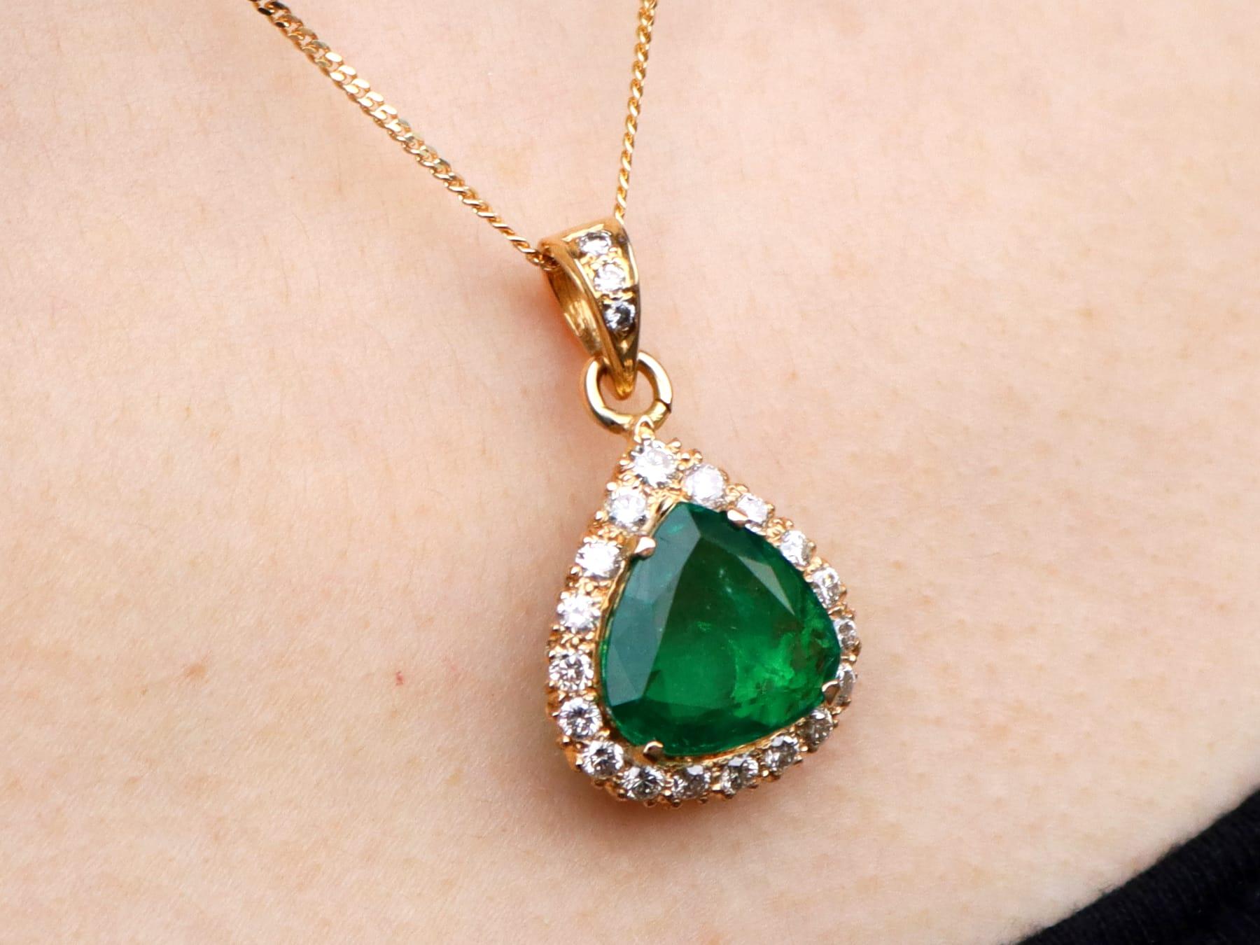 Pendentif en or jaune 16 carats, émeraude de Colombie de 4,92 carats et diamants de 0,90 carat en vente 5