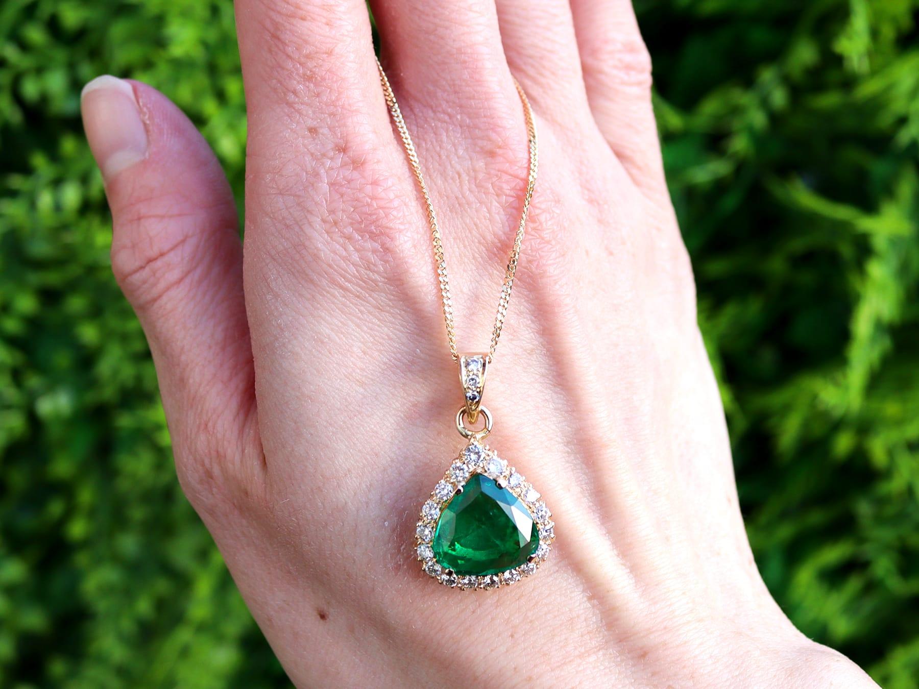 Un superbe pendentif en or jaune 16 carats, composé d'une émeraude colombienne taille poire de 4,92 carats et d'un diamant de 0,90 carat, qui vient s'ajouter à nos collections de bijoux vintage.

Ce superbe pendentif vintage a été réalisé en or