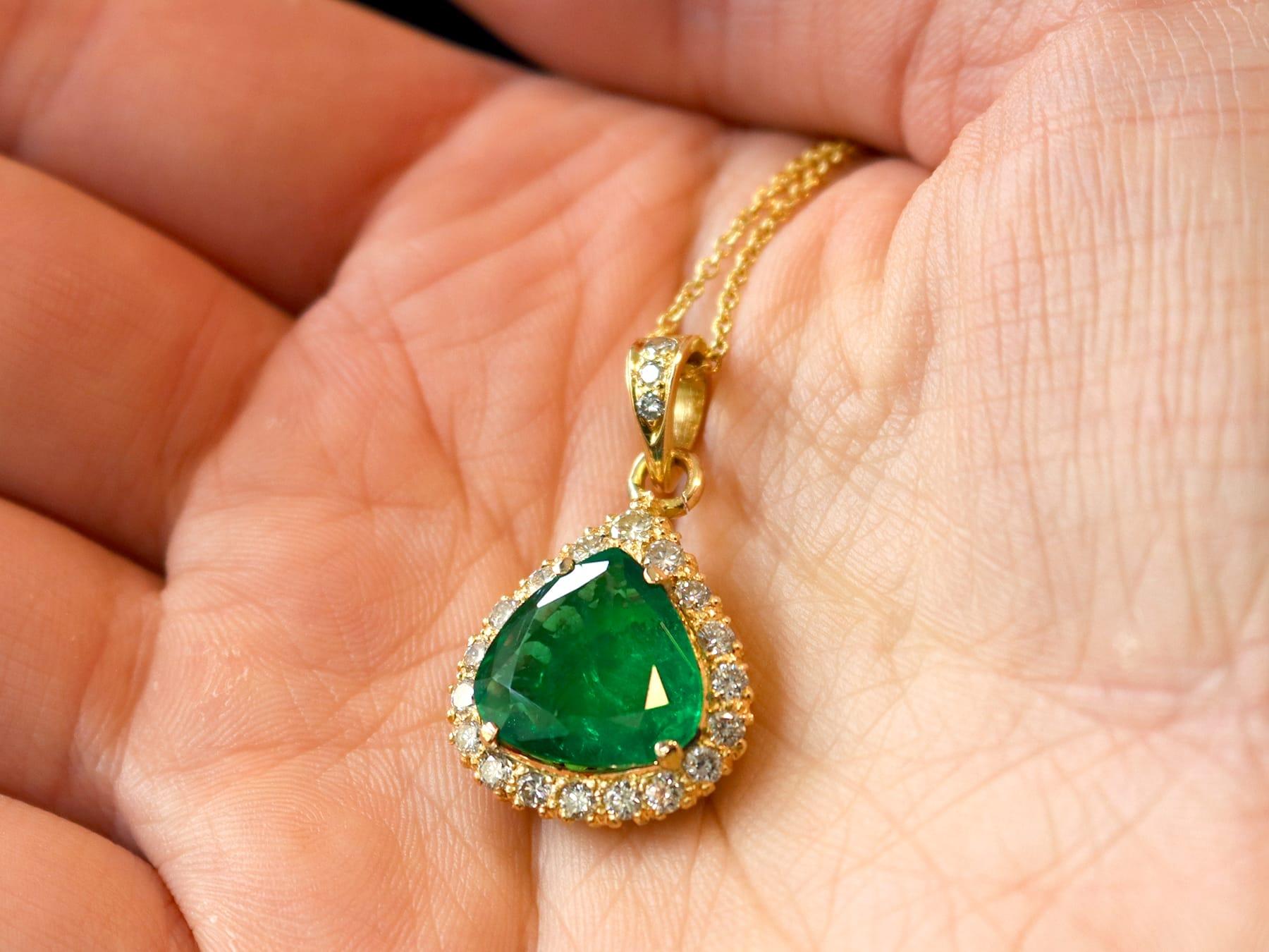 Taille poire Pendentif en or jaune 16 carats, émeraude de Colombie de 4,92 carats et diamants de 0,90 carat en vente
