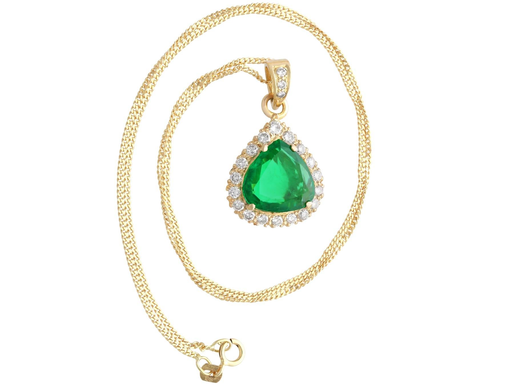 Pendentif en or jaune 16 carats, émeraude de Colombie de 4,92 carats et diamants de 0,90 carat Excellent état - En vente à Jesmond, Newcastle Upon Tyne