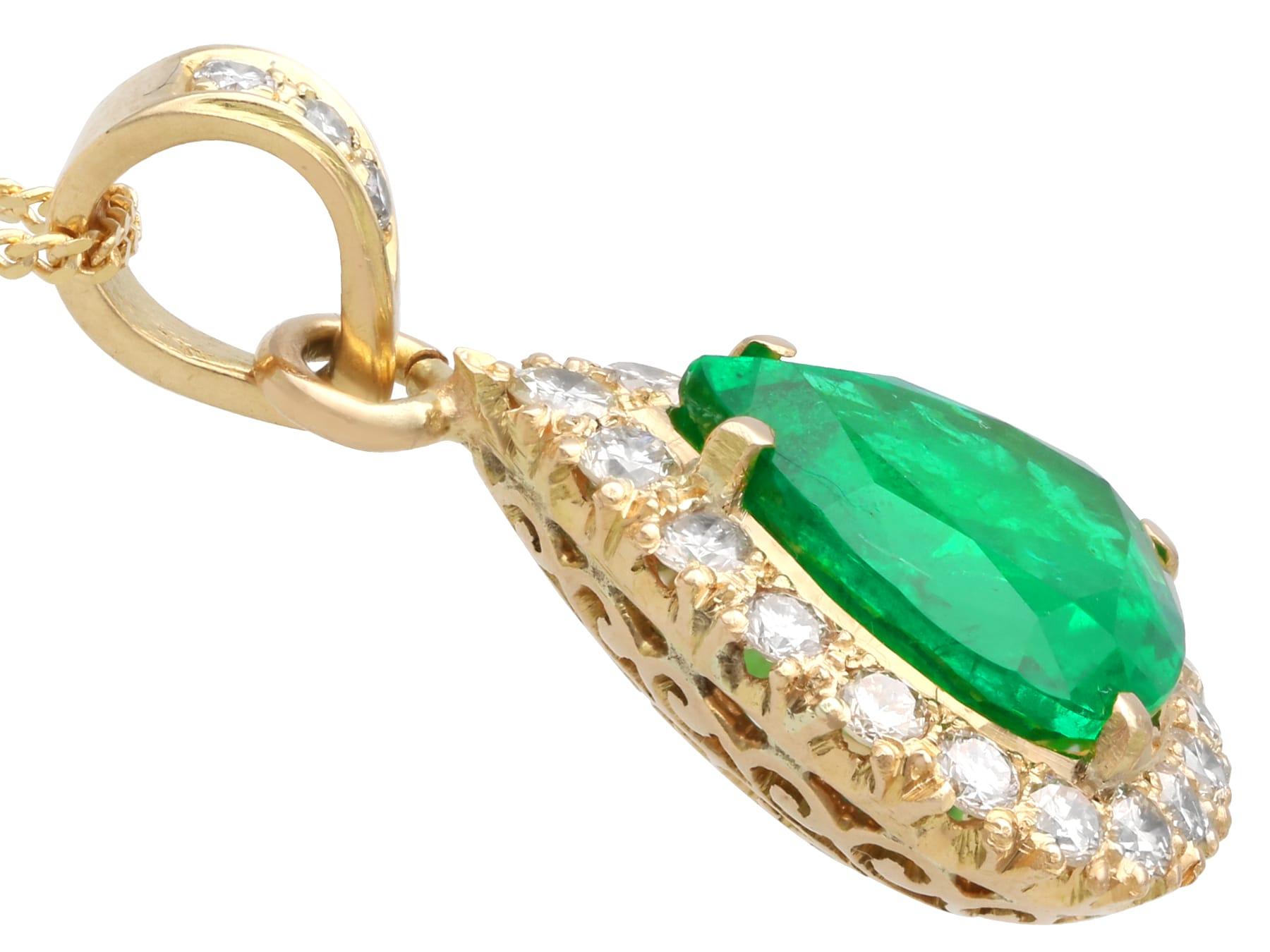 Pendentif en or jaune 16 carats, émeraude de Colombie de 4,92 carats et diamants de 0,90 carat Unisexe en vente