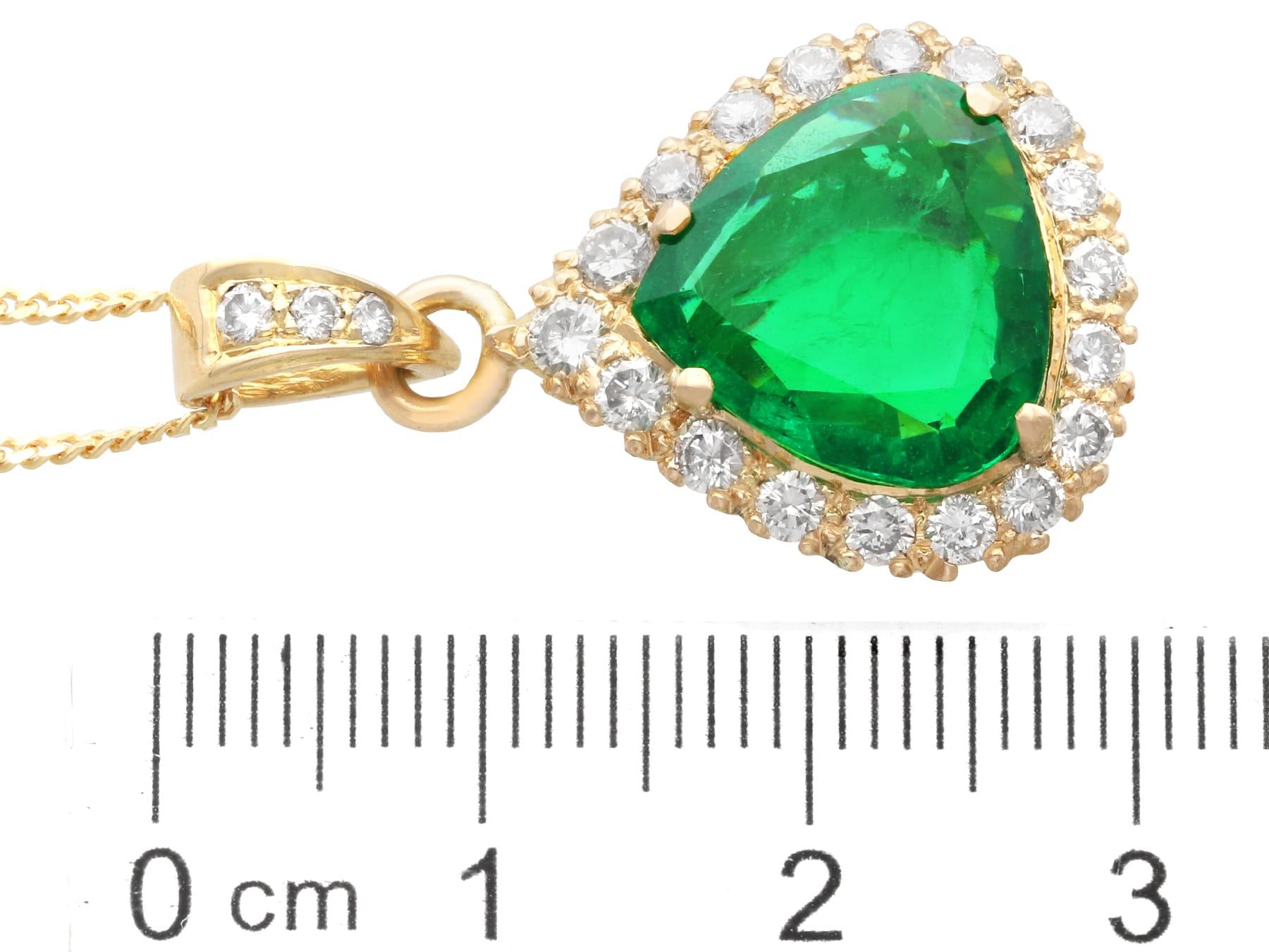 Pendentif en or jaune 16 carats, émeraude de Colombie de 4,92 carats et diamants de 0,90 carat en vente 2