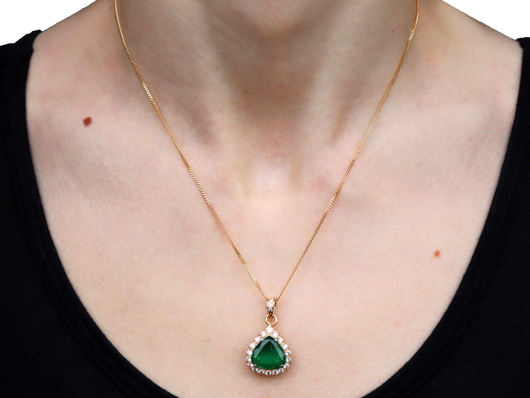 Pendentif en or jaune 16 carats, émeraude de Colombie de 4,92 carats et diamants de 0,90 carat en vente 4