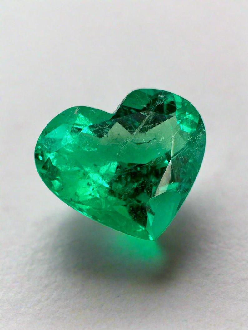 Stein: Smaragd
Gewicht: 4,92 Karat
Form: Herzschliff
Klarheit: Transparent
Lüster: Ausgezeichnet
Farbe: Vivid Muzo Green
Abmessungen: 10,89 mm x 12,70 mm x 7,22 mm
Geografische Herkunft: Kolumbien
Behandlung: Natürlich, Ölen

Bemerkungen: Aufgrund