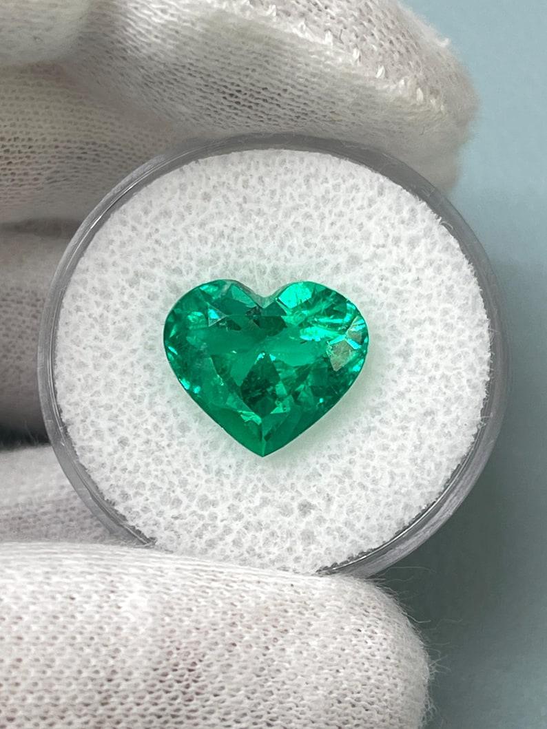 4.92 Karat kolumbianischer Smaragd im Herzschliff  AAA+ Vivid Green 11x13 Loser Edelstein (Moderne) im Angebot