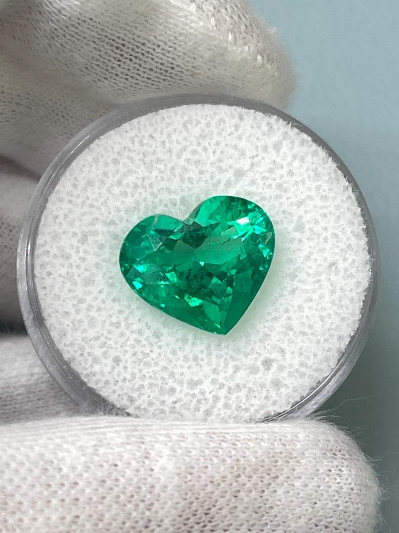 4.92 Karat kolumbianischer Smaragd im Herzschliff  AAA+ Vivid Green 11x13 Loser Edelstein (Smaragdschliff) im Angebot