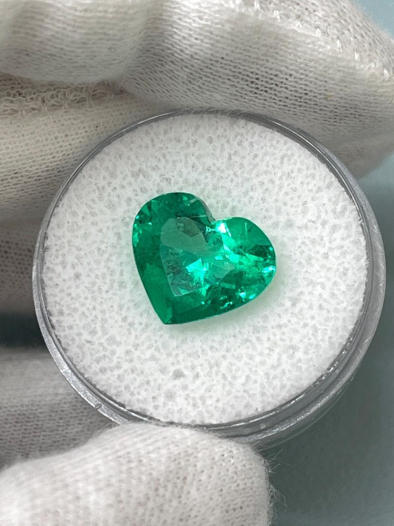 4.92 Karat kolumbianischer Smaragd im Herzschliff  AAA+ Vivid Green 11x13 Loser Edelstein im Zustand „Neu“ im Angebot in Jupiter, FL