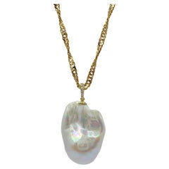 Ciondolo con diamante e perla barocca iridescente da 49,24 carati e catena in oro giallo da 22 carati
