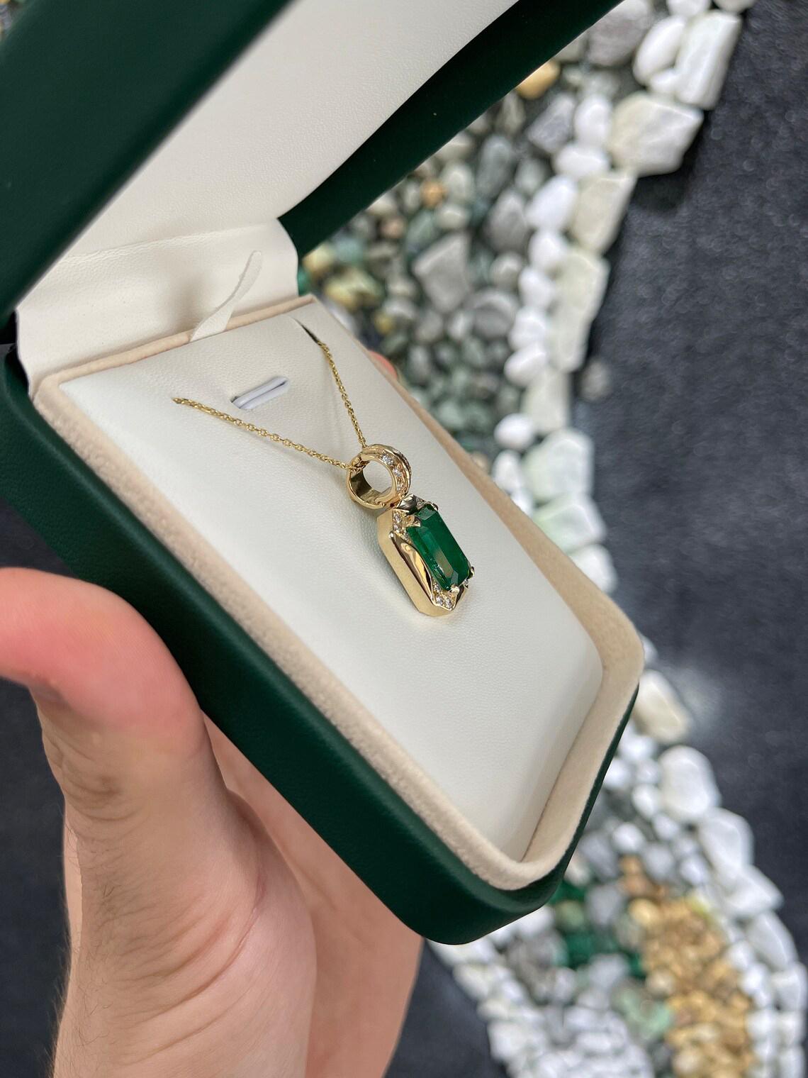 4,92tcw 14K natürlicher Smaragd-Emerald-Schliff & Diamant-Akzent Statement-Gold-Anhänger Damen im Angebot