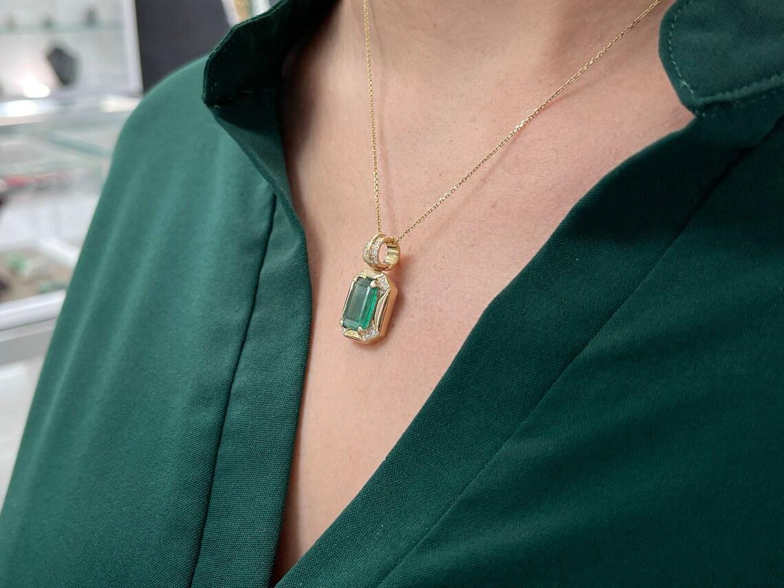 4,92tcw 14K natürlicher Smaragd-Emerald-Schliff & Diamant-Akzent Statement-Gold-Anhänger im Angebot 2