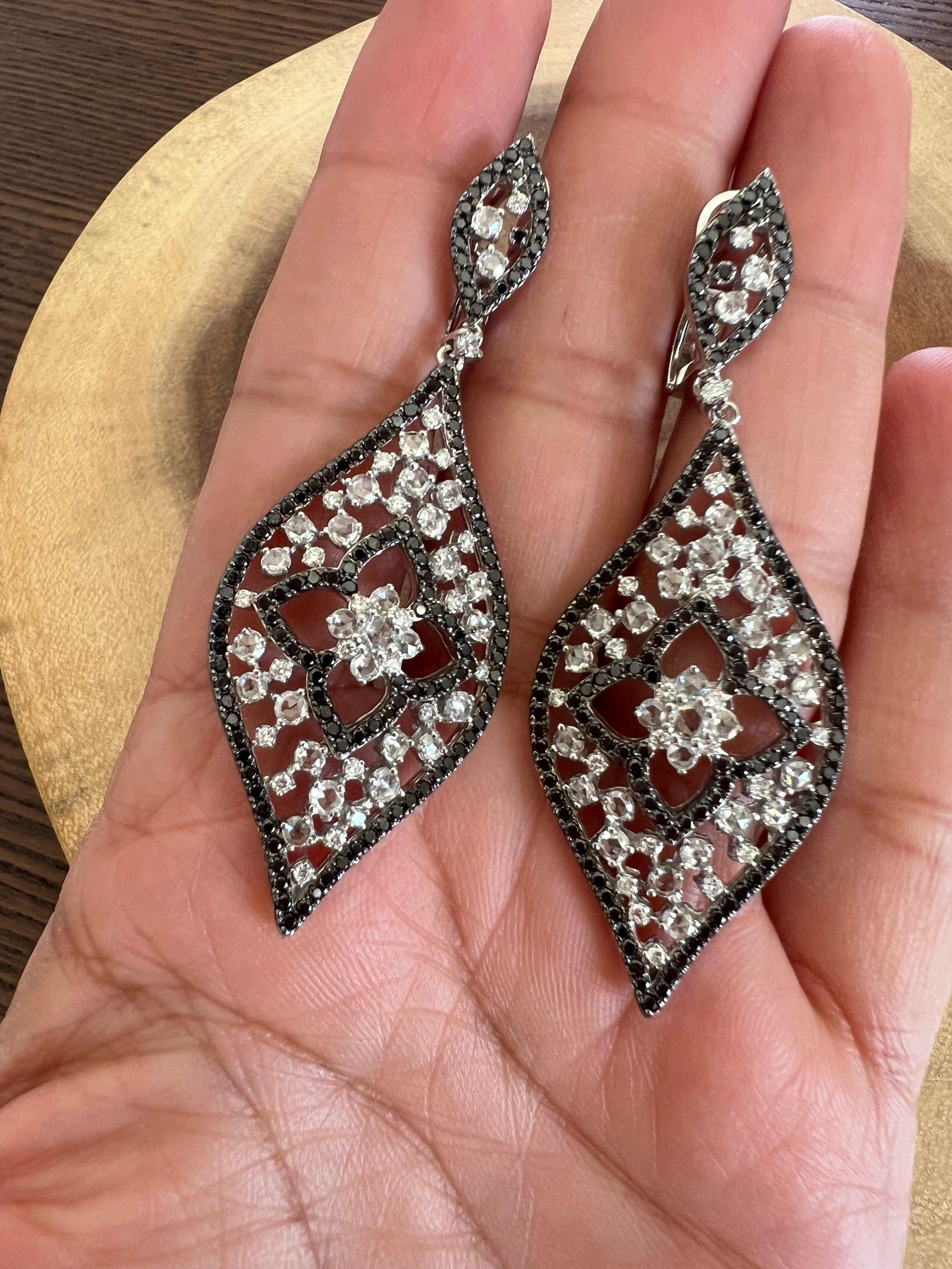 Taille rose Boucles d'oreilles cocktail en diamants noirs et diamants blancs taille rose de 4,93 carats en vente