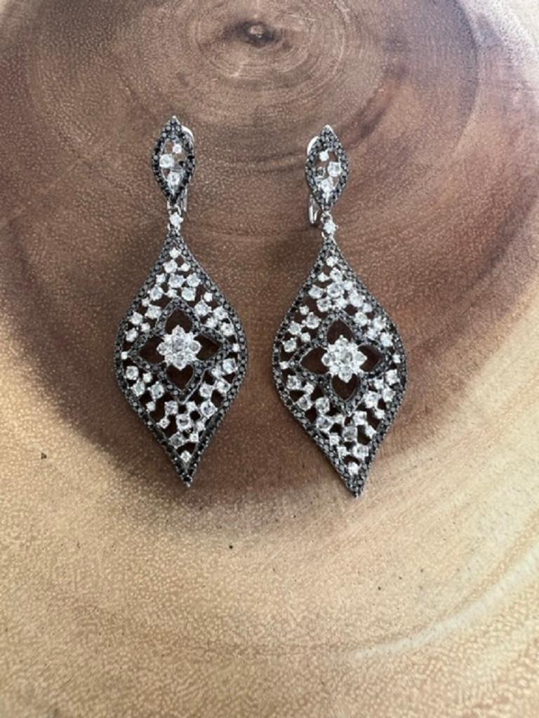 Boucles d'oreilles cocktail en diamants noirs et diamants blancs taille rose de 4,93 carats en vente 1
