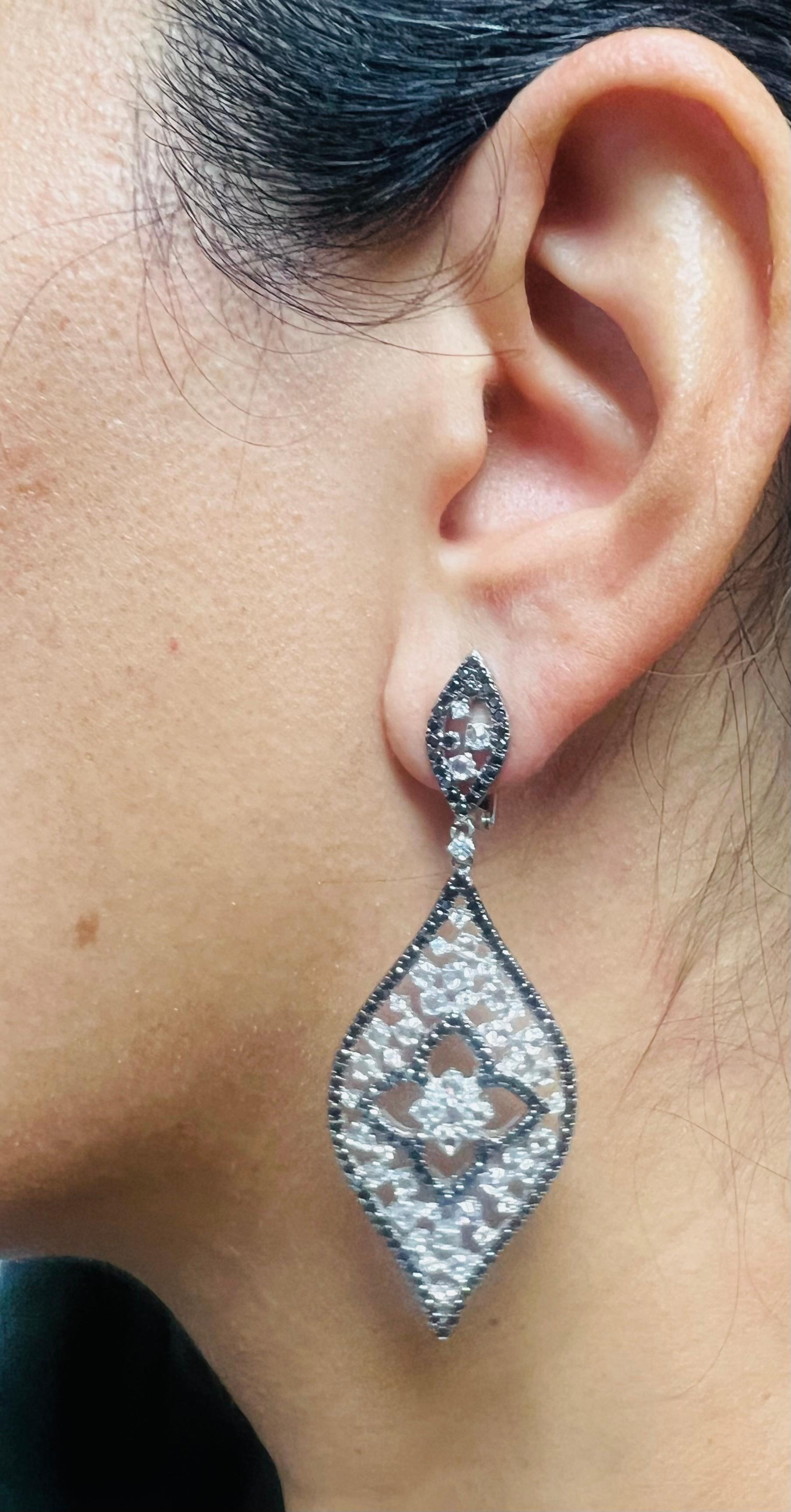 Boucles d'oreilles cocktail en diamants noirs et diamants blancs taille rose de 4,93 carats en vente 2