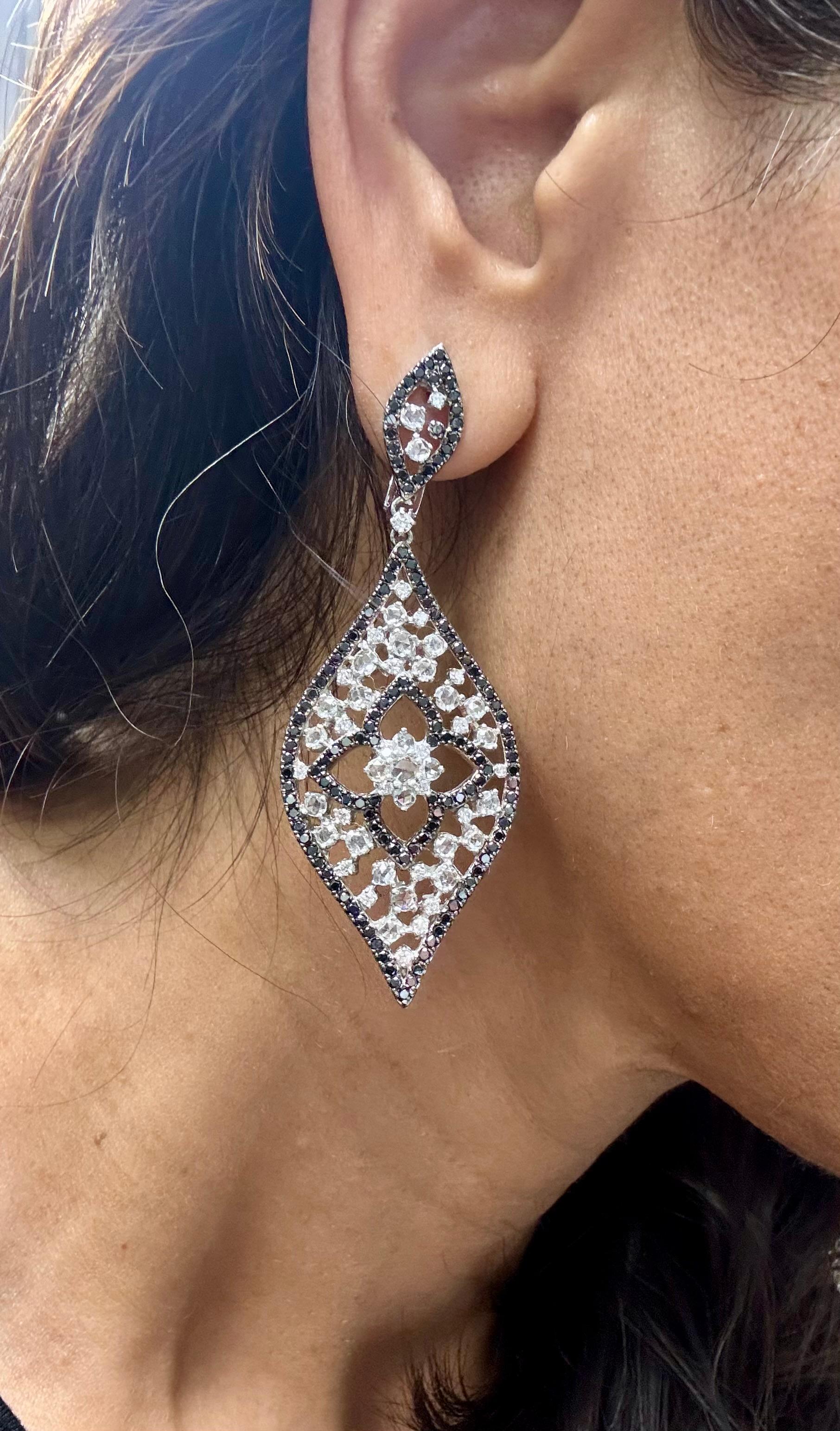 Boucles d'oreilles cocktail en diamants noirs et diamants blancs taille rose de 4,93 carats en vente 3