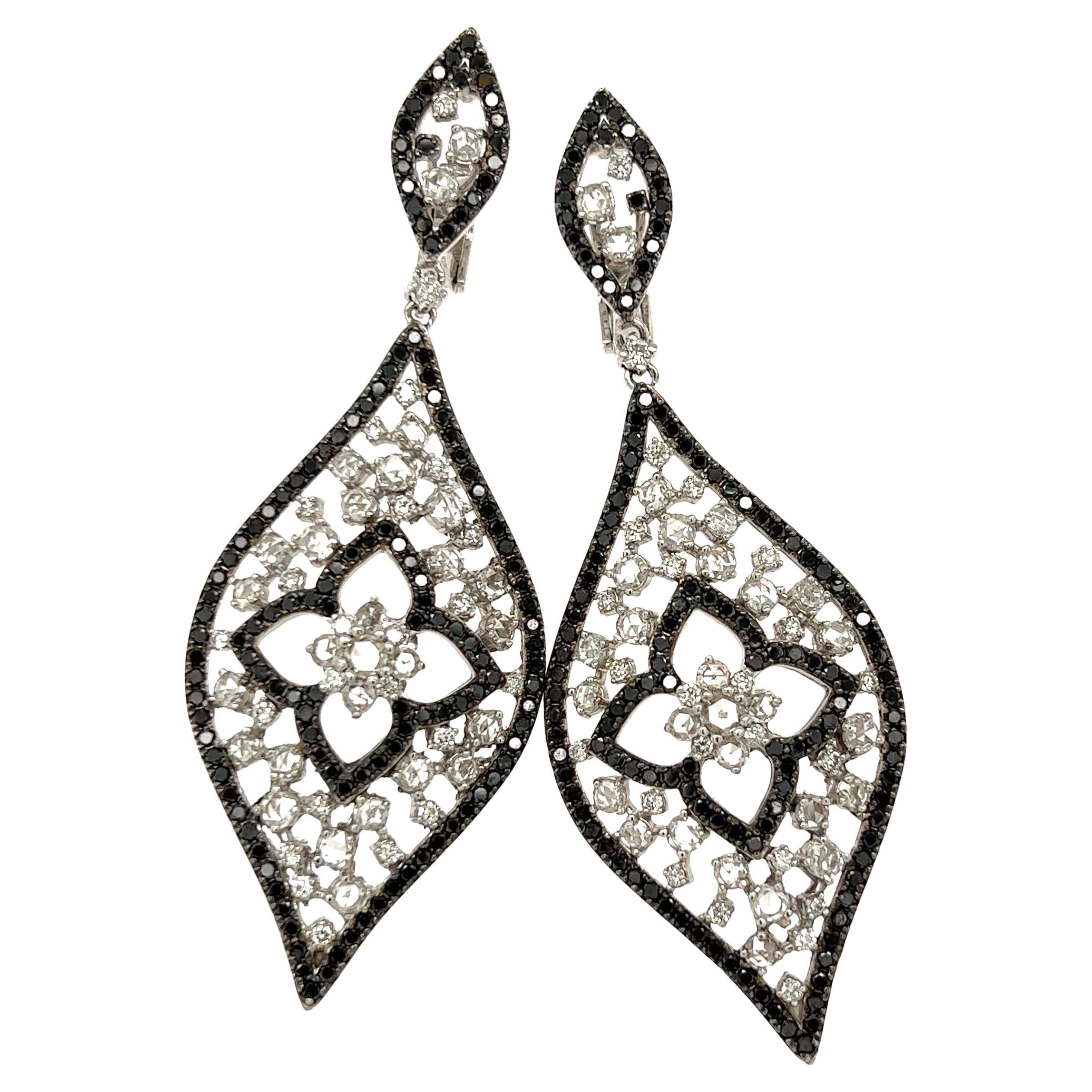 Boucles d
oreilles cocktail en diamants noirs et diamants blancs taille rose de 4,93 carats en vente