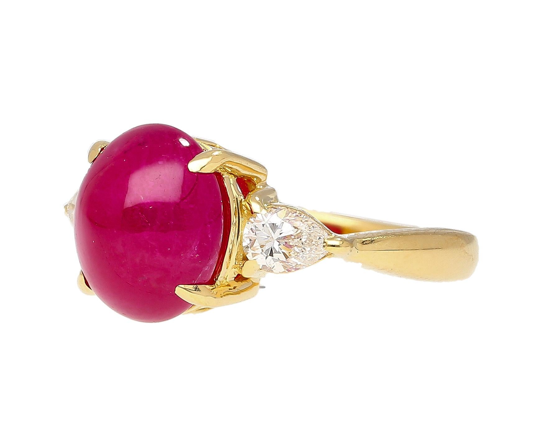 Bague en rubis rose profond de 4,93 carats taillés en cabochon. Orné de 2 diamants de taille ovale de chaque côté de la tige, 0,40 cttw. Le tout est serti dans de l'or jaune 18. Taille 6 et pèse au total 3,98 grammes. 

Détails : 
Type d'article :
