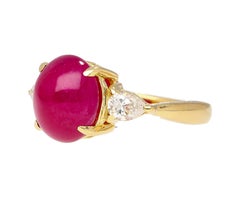 4,93 Karat Rubin im Cabochon-Schliff & Diamant im Ovalschliff Drei Stein Ring 18K