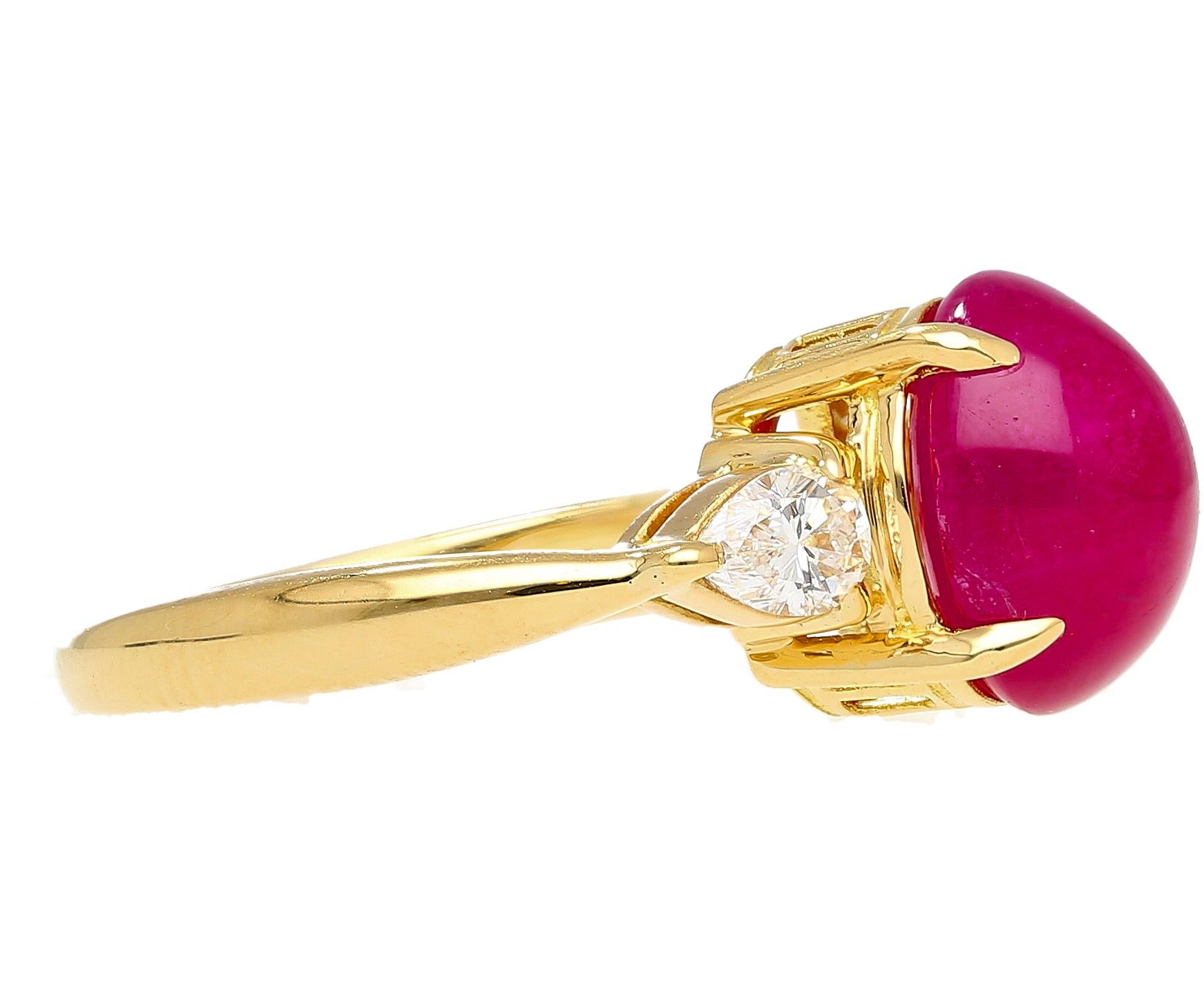 Art nouveau Bague 18 carats à trois pierres, rubis taille cabochon de 4,93 carats et diamant taille ovale en vente