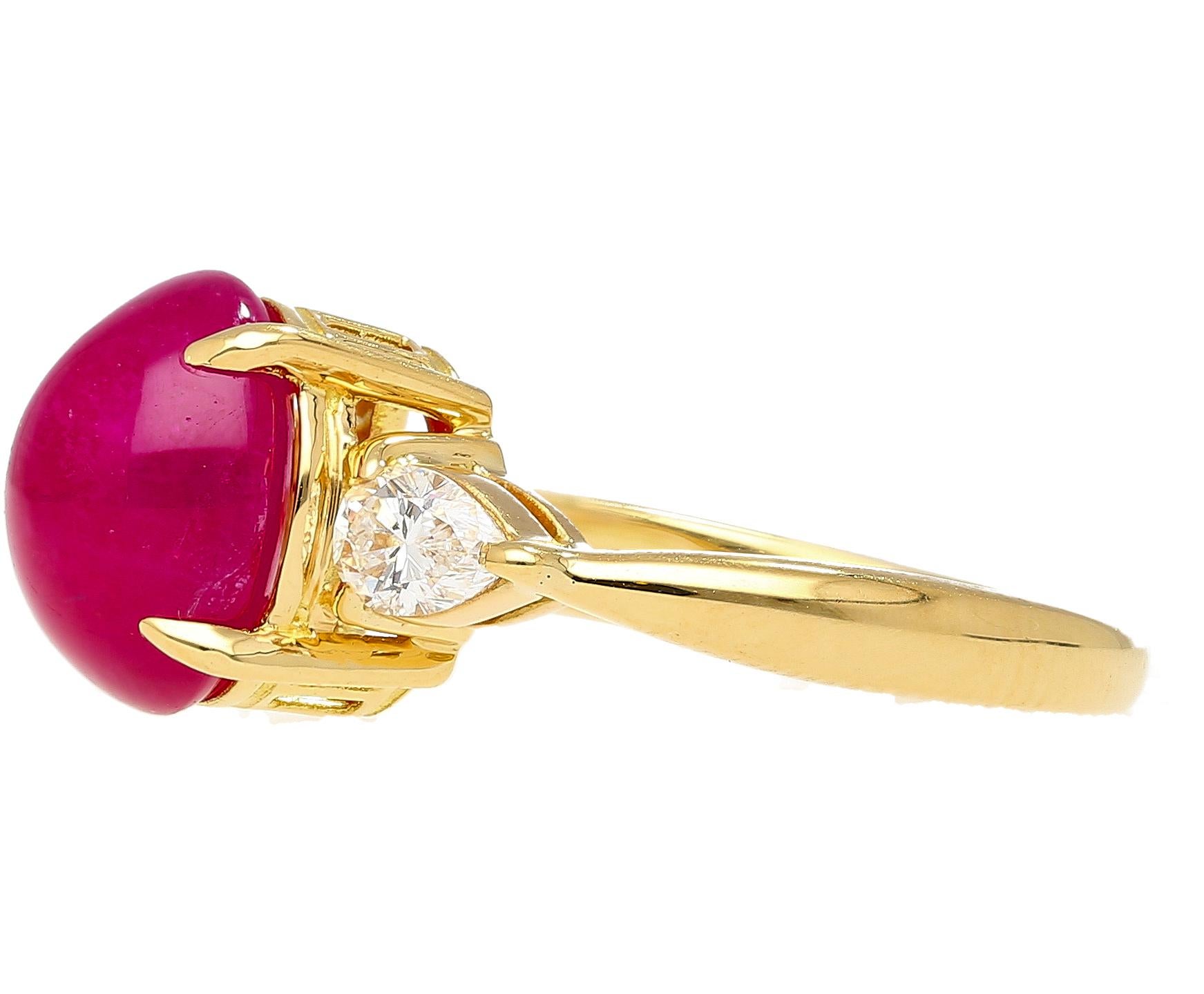 Taille cabochon Bague 18 carats à trois pierres, rubis taille cabochon de 4,93 carats et diamant taille ovale en vente